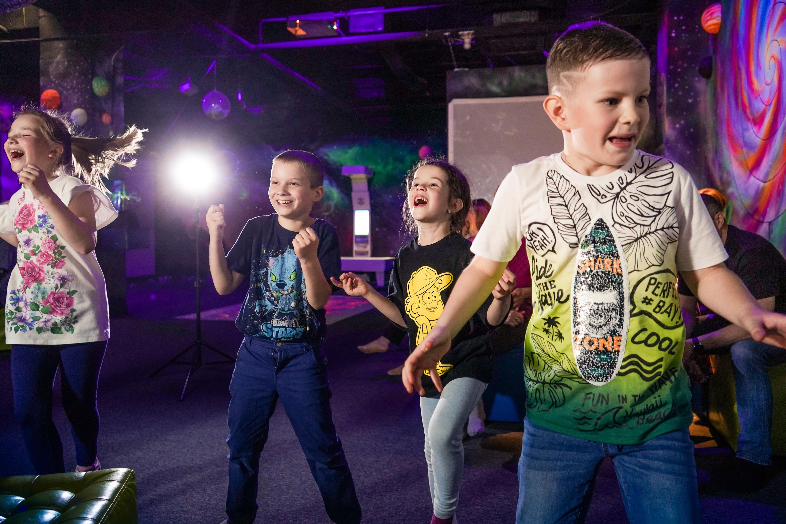 «Игра в кальмара» День рождения Андрея в Футурамии. Семейный и портретный фотограф в Екатеринбурге Анна Лобанова