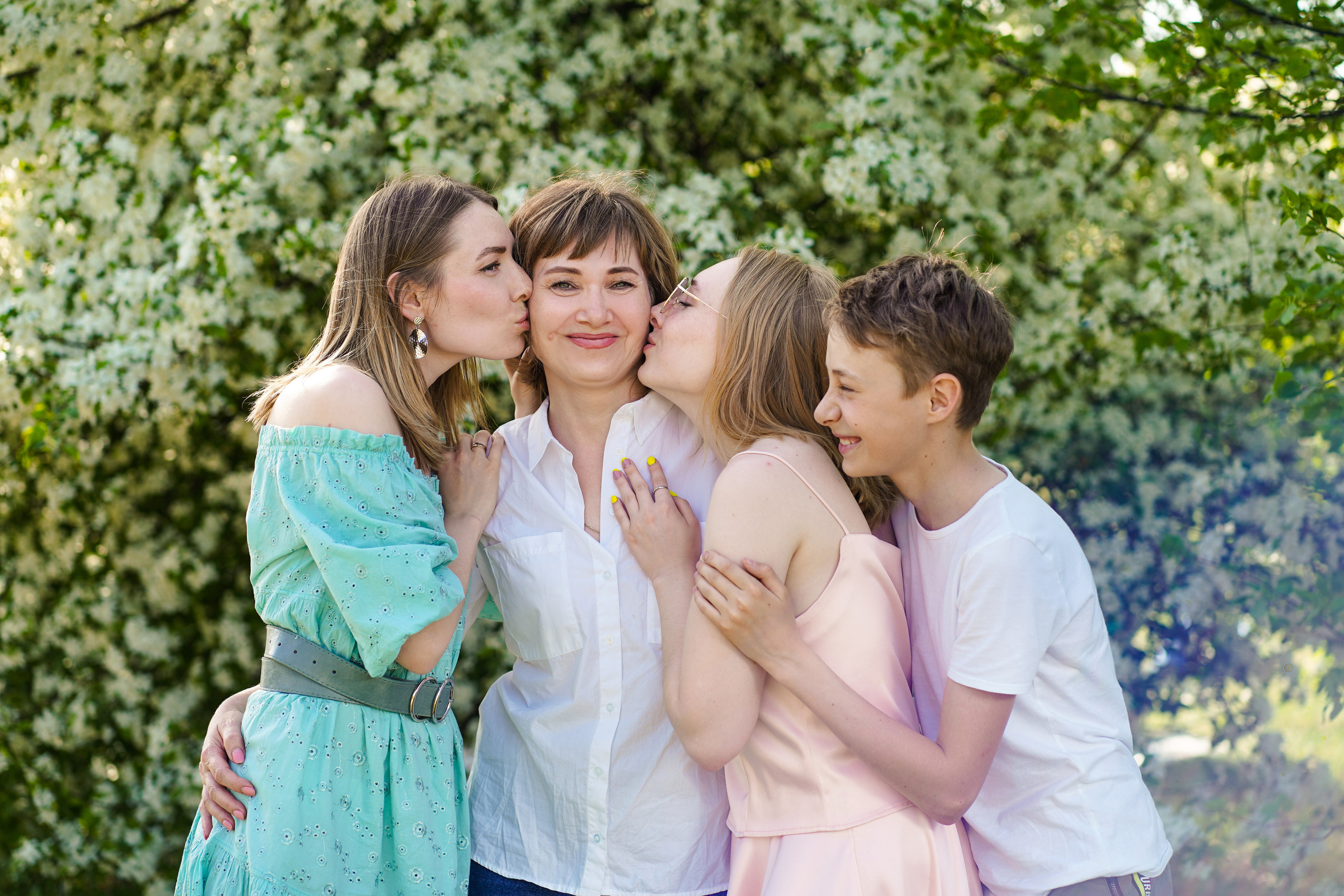 Семейный пикник в цветущих яблонях. Семейный и портретный фотограф в Екатеринбурге Анна Лобанова