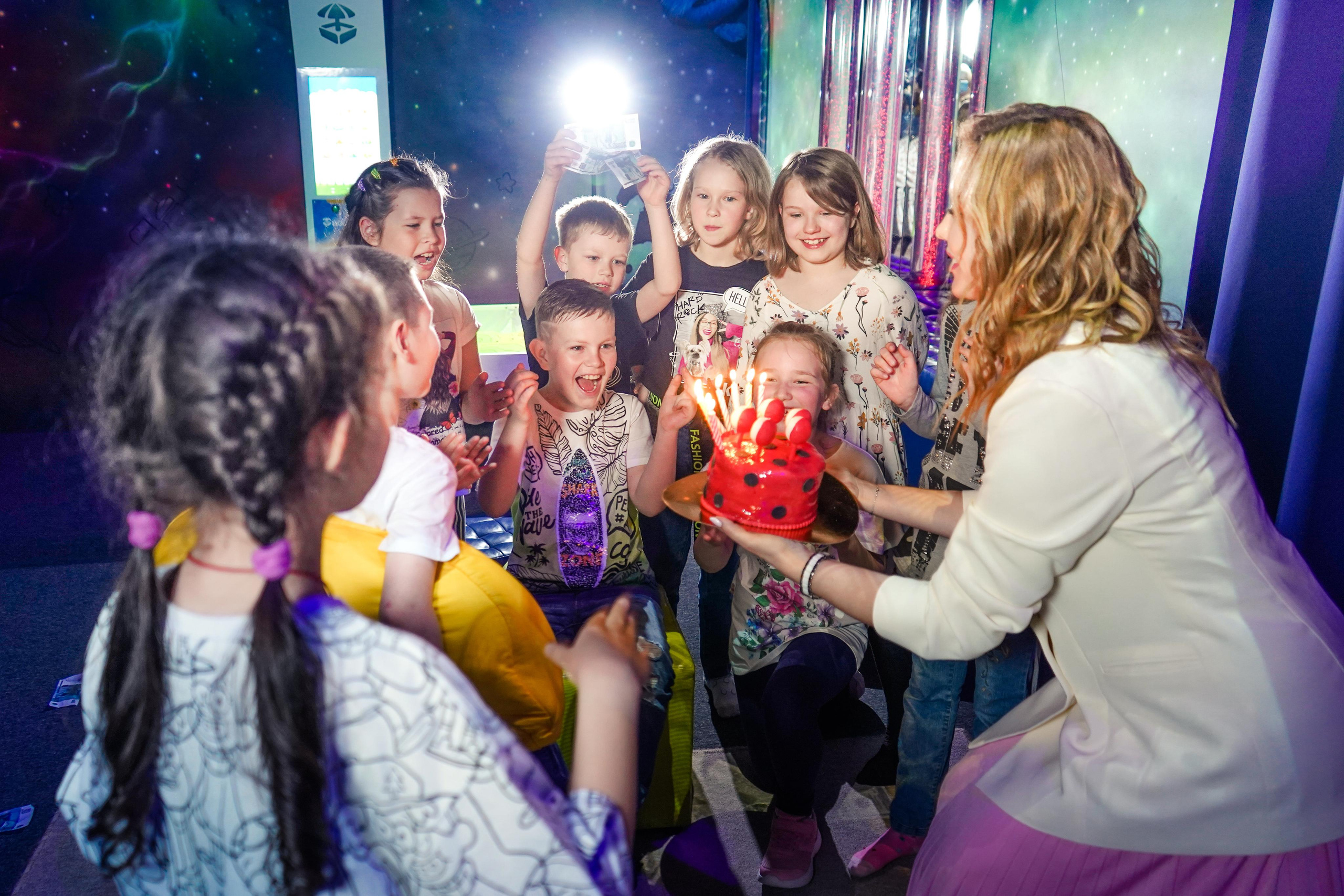 «Игра в кальмара» День рождения Андрея в Футурамии. Семейный и портретный фотограф в Екатеринбурге Анна Лобанова