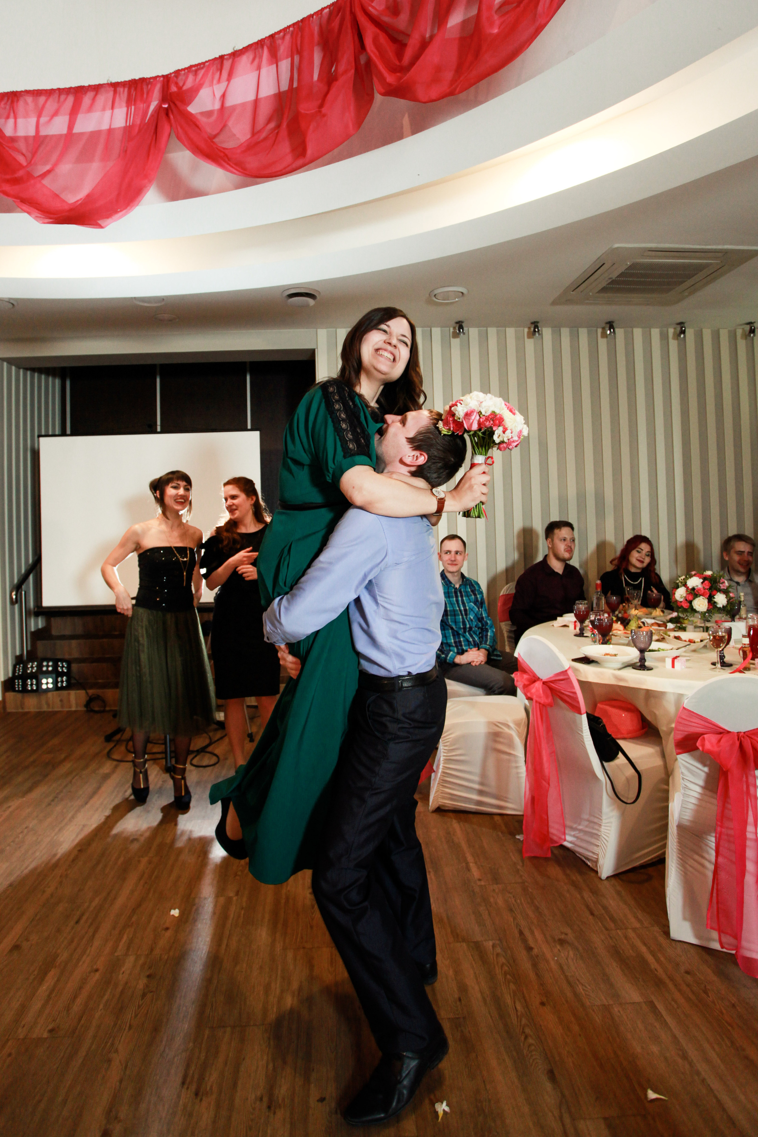 Олег и Полина 28 апреля, свадебная фотосъемка. Семейный и портретный фотограф в Екатеринбурге Анна Лобанова