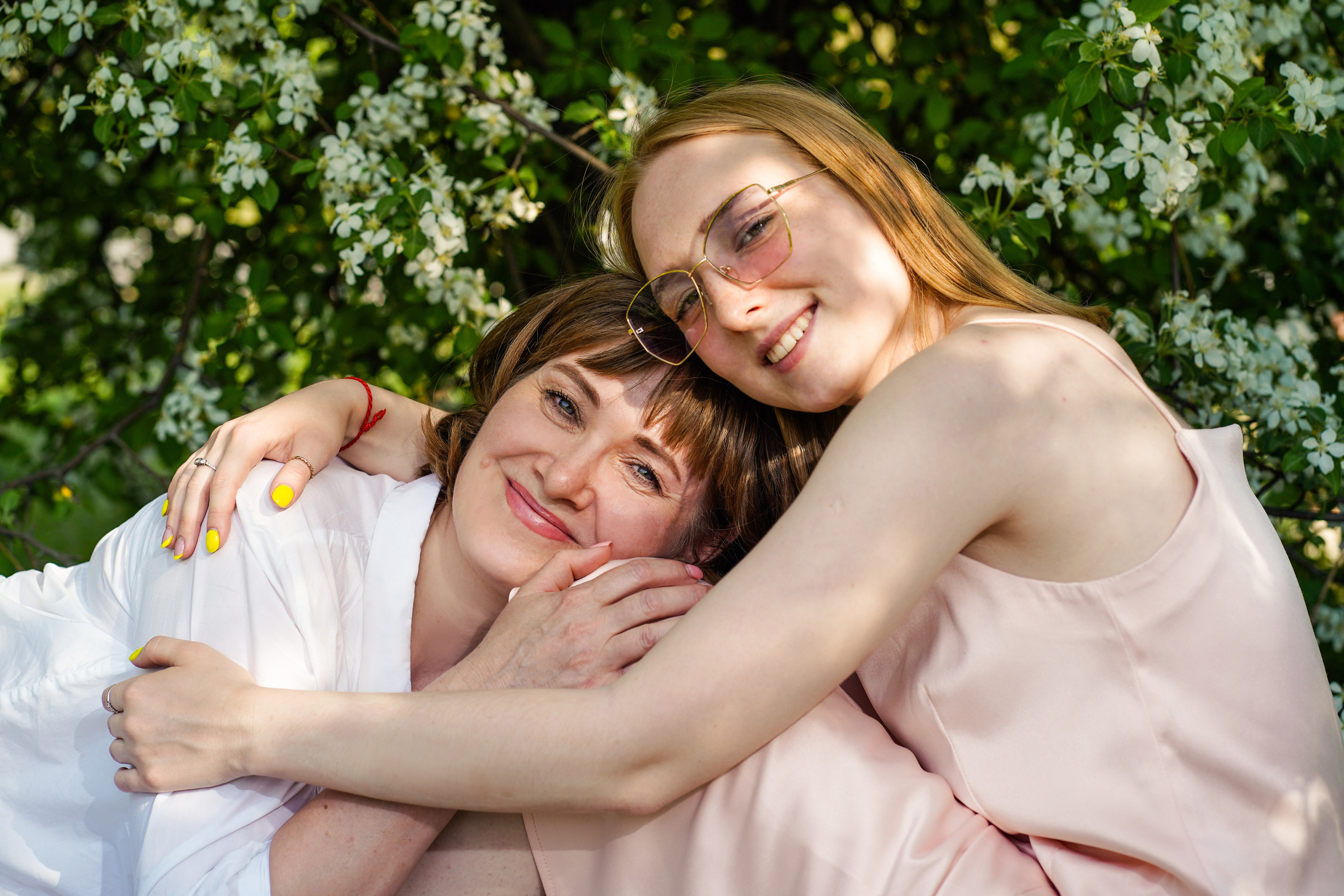 Семейный пикник в цветущих яблонях. Семейный и портретный фотограф в Екатеринбурге Анна Лобанова