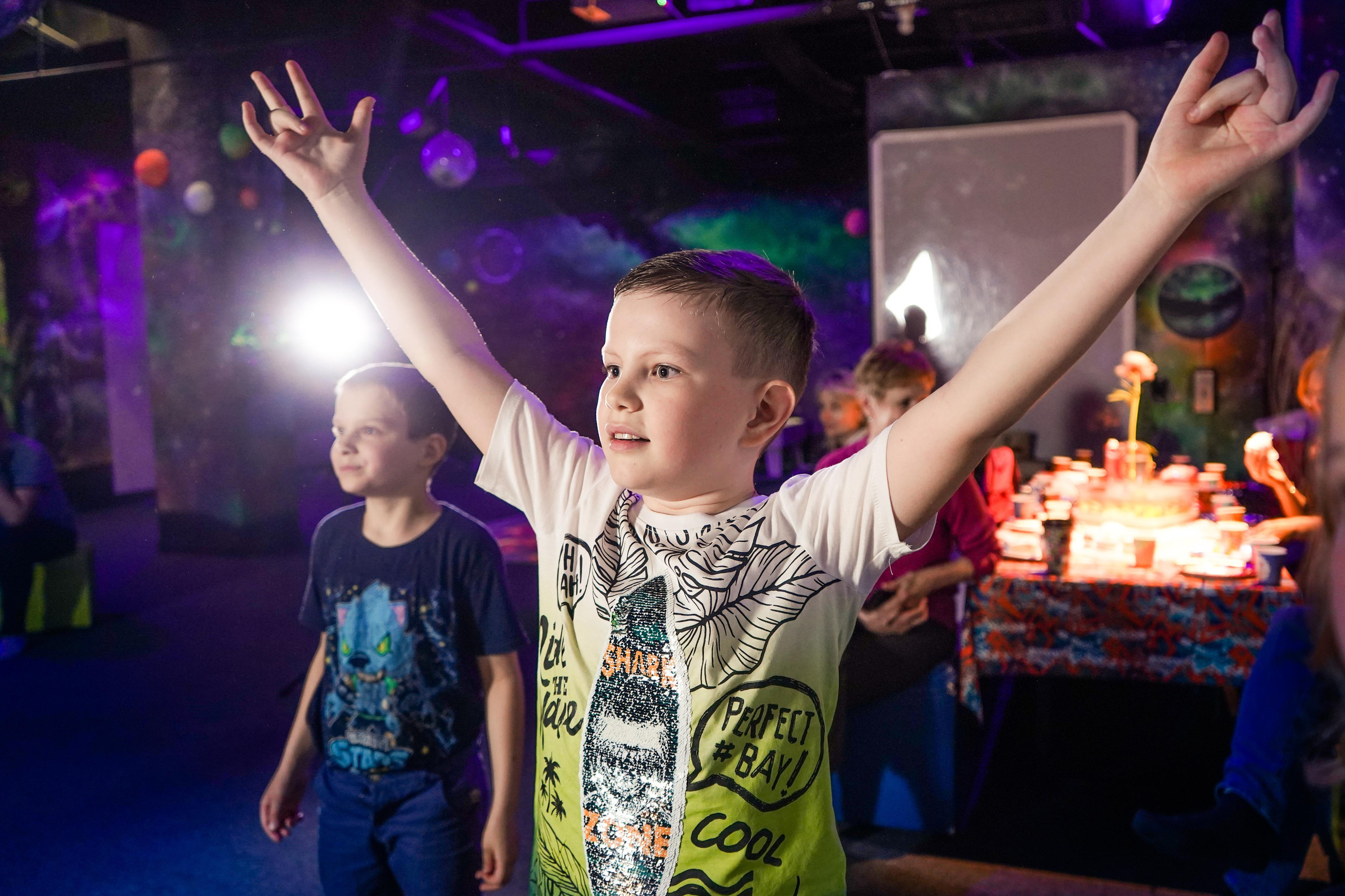 «Игра в кальмара» День рождения Андрея в Футурамии. Семейный и портретный фотограф в Екатеринбурге Анна Лобанова