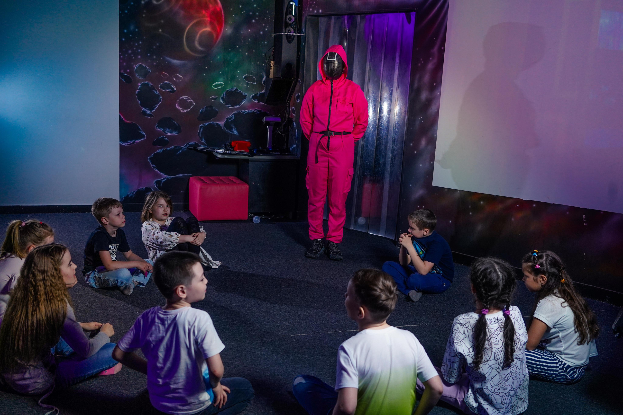 «Игра в кальмара» День рождения Андрея в Футурамии. Семейный и портретный фотограф в Екатеринбурге Анна Лобанова