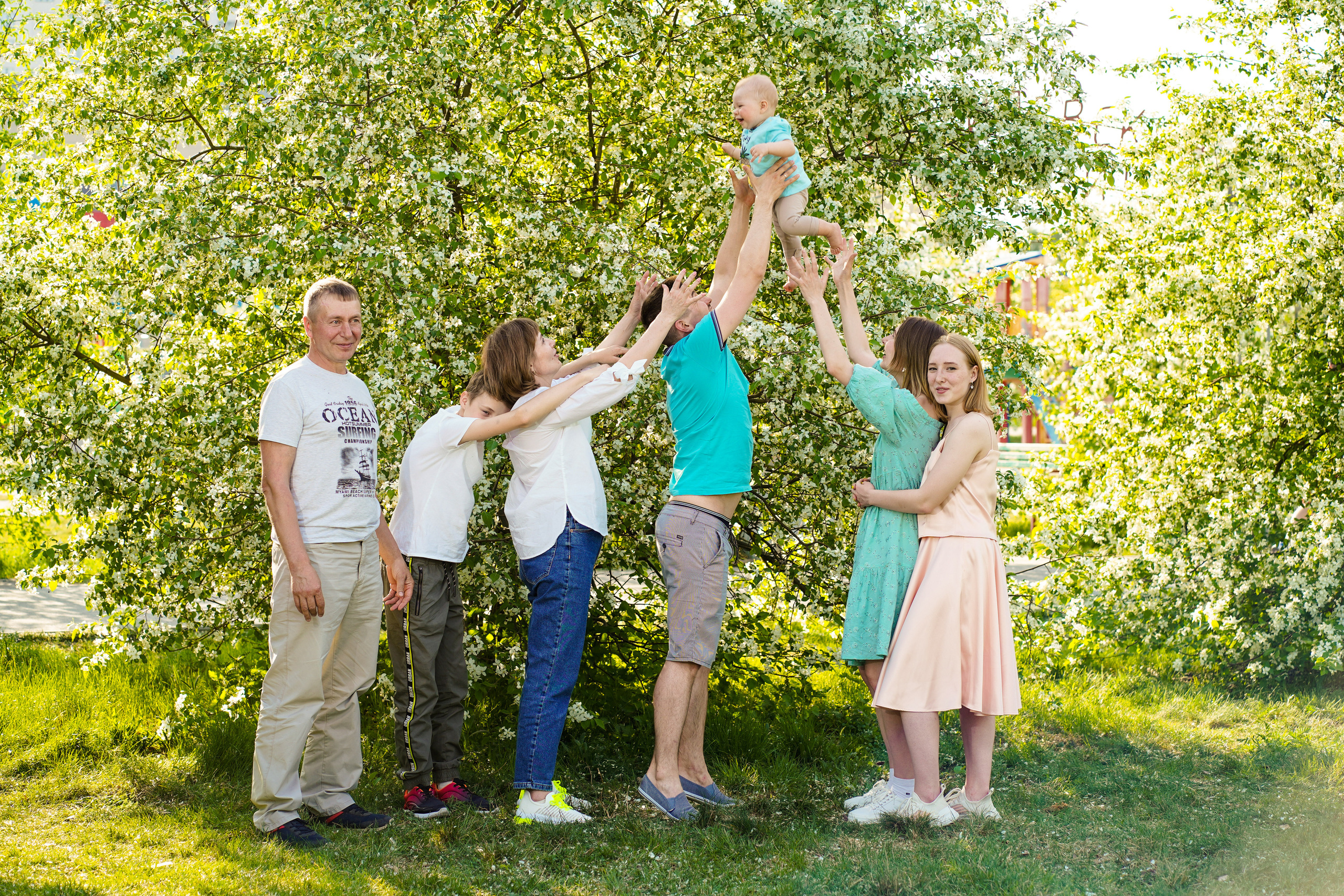 Семейный пикник в цветущих яблонях. Семейный и портретный фотограф в Екатеринбурге Анна Лобанова