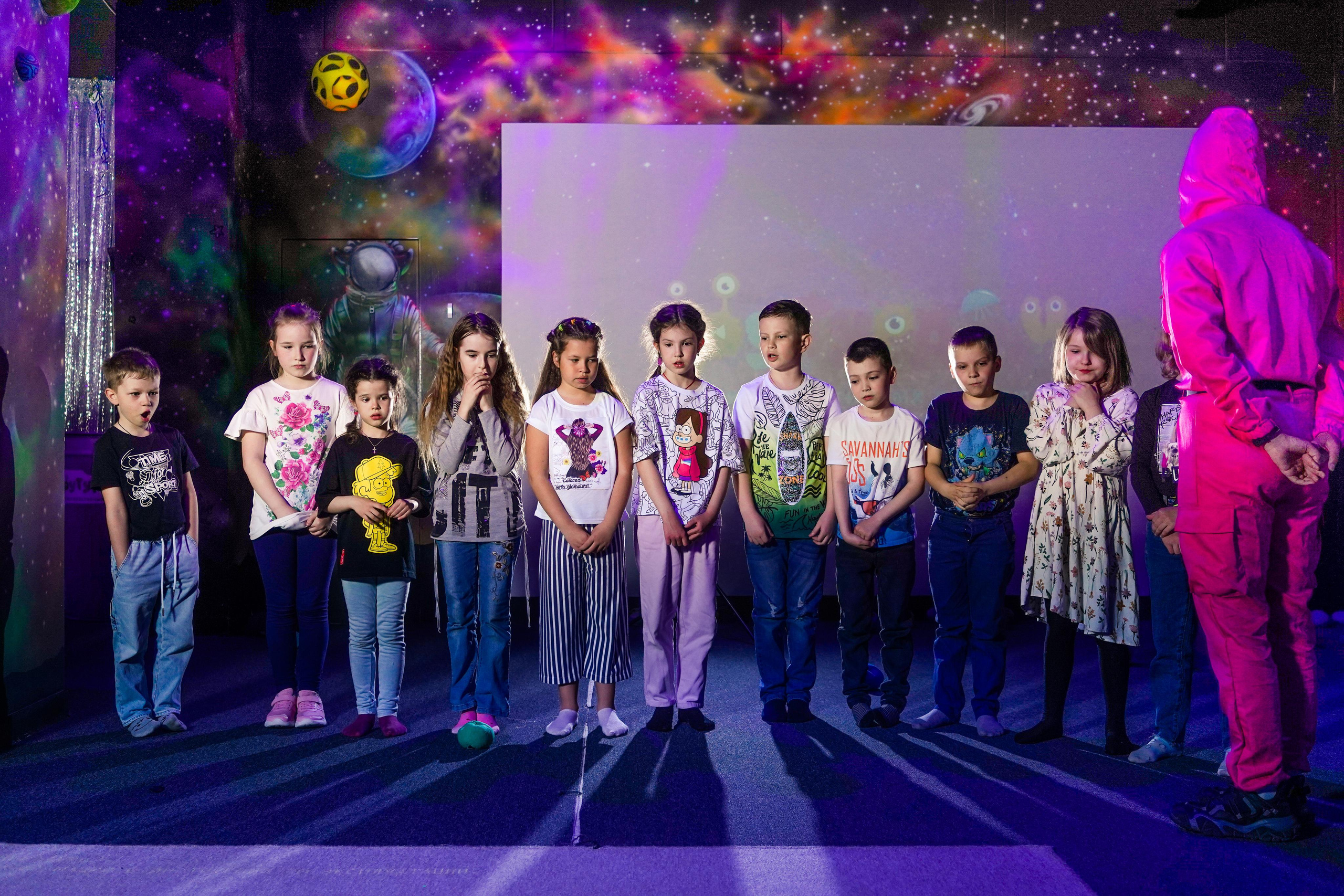 «Игра в кальмара» День рождения Андрея в Футурамии. Семейный и портретный фотограф в Екатеринбурге Анна Лобанова