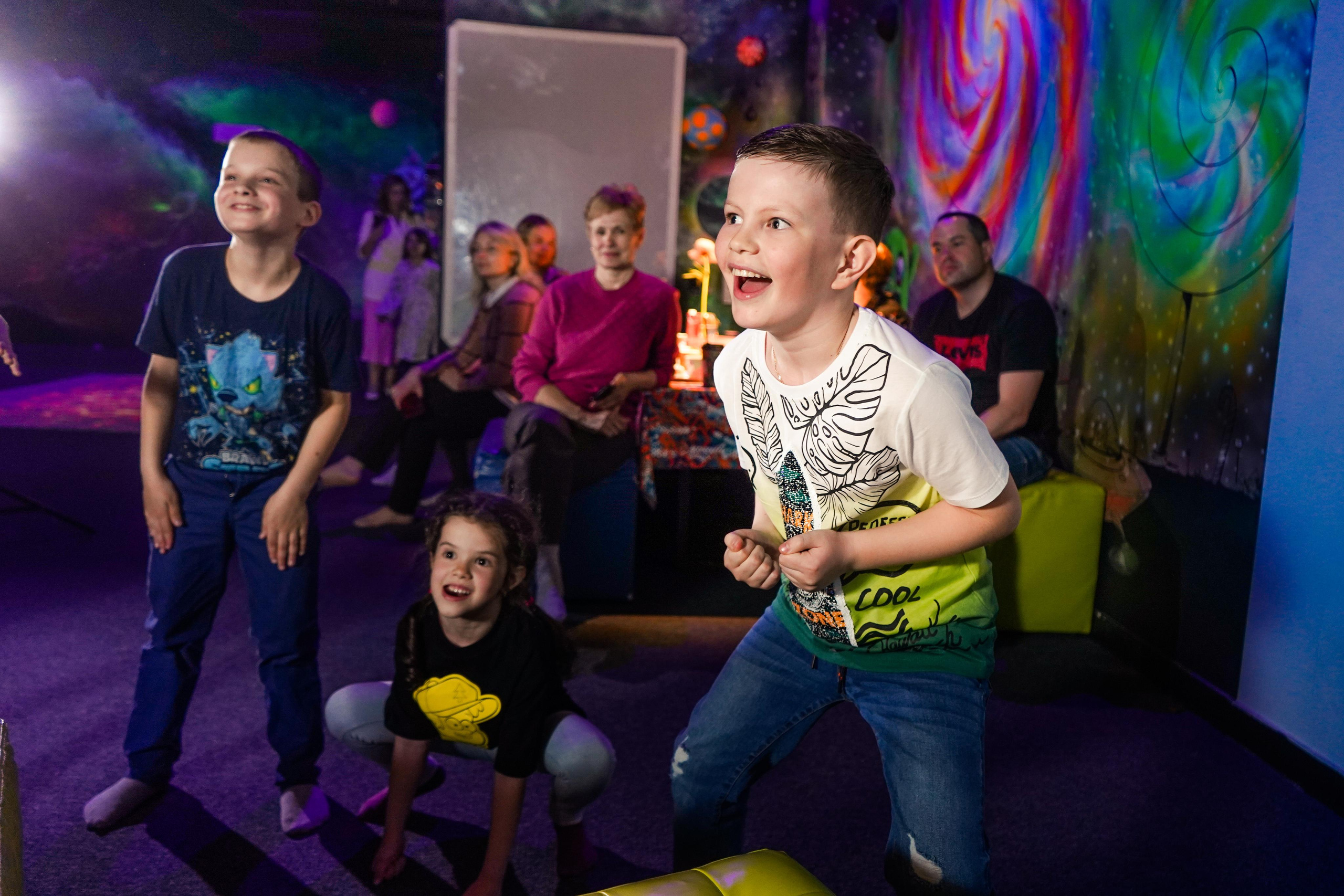 «Игра в кальмара» День рождения Андрея в Футурамии. Семейный и портретный фотограф в Екатеринбурге Анна Лобанова