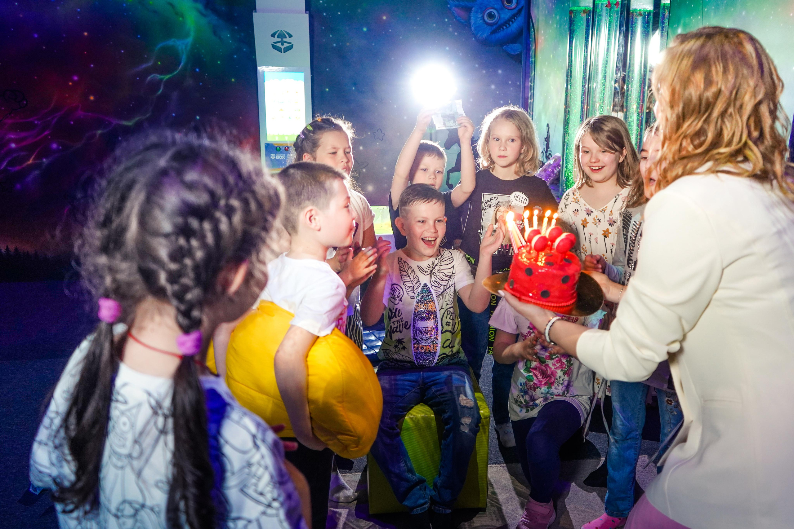 «Игра в кальмара» День рождения Андрея в Футурамии. Семейный и портретный фотограф в Екатеринбурге Анна Лобанова