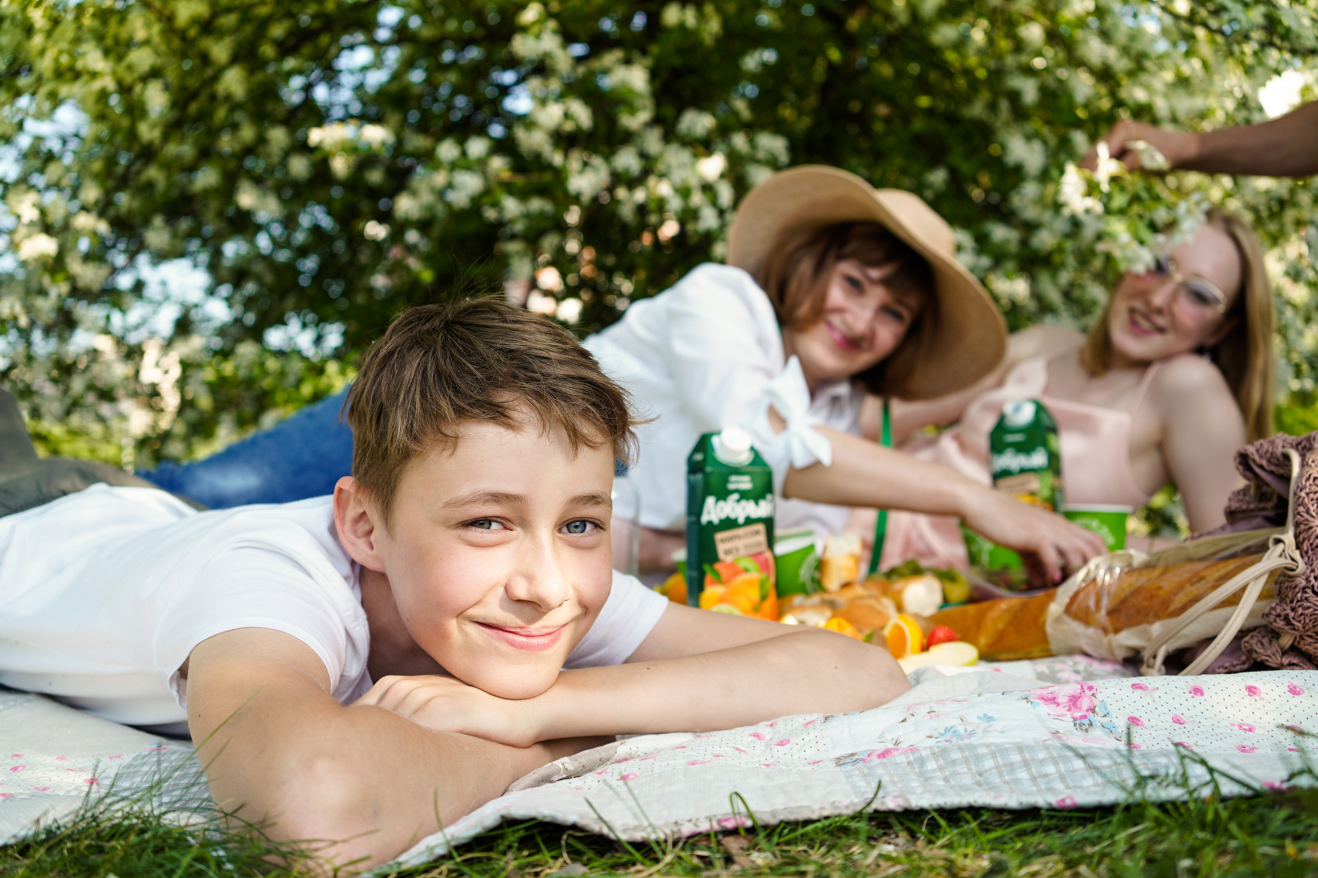 Семейный пикник в цветущих яблонях. Семейный и портретный фотограф в Екатеринбурге Анна Лобанова