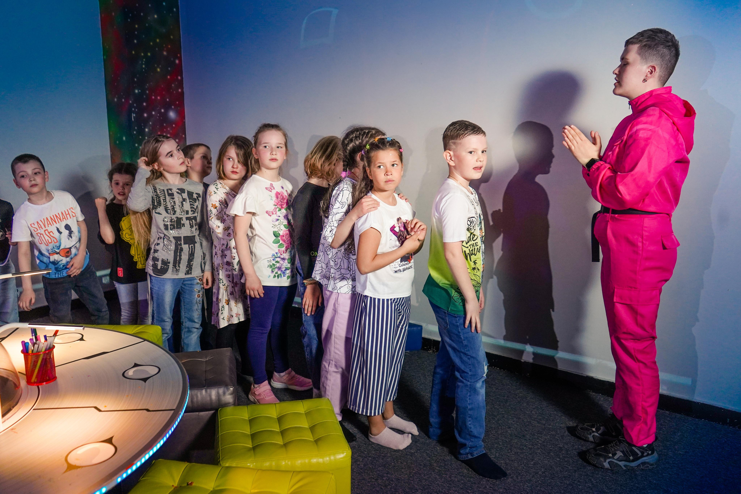 «Игра в кальмара» День рождения Андрея в Футурамии. Семейный и портретный фотограф в Екатеринбурге Анна Лобанова