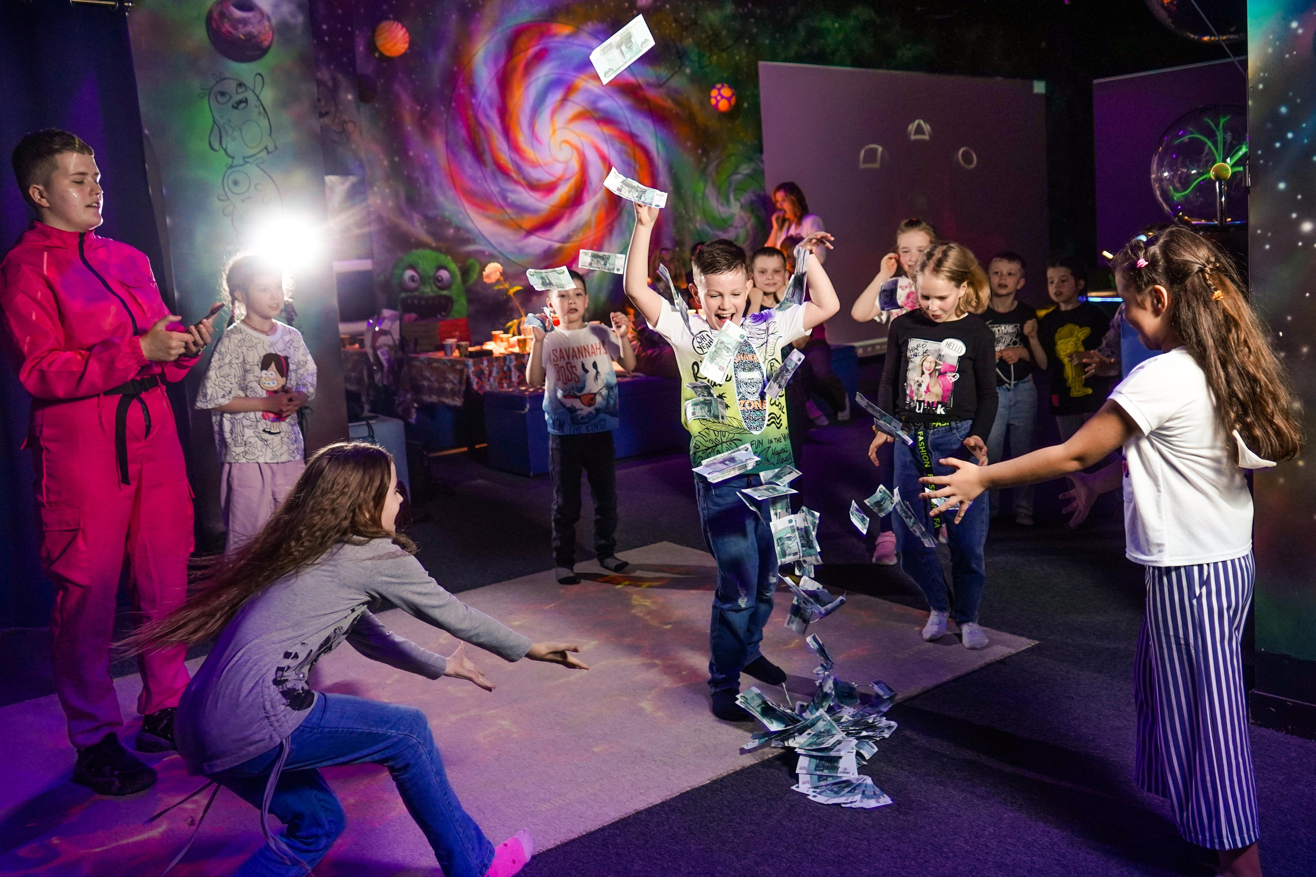 «Игра в кальмара» День рождения Андрея в Футурамии. Семейный и портретный фотограф в Екатеринбурге Анна Лобанова