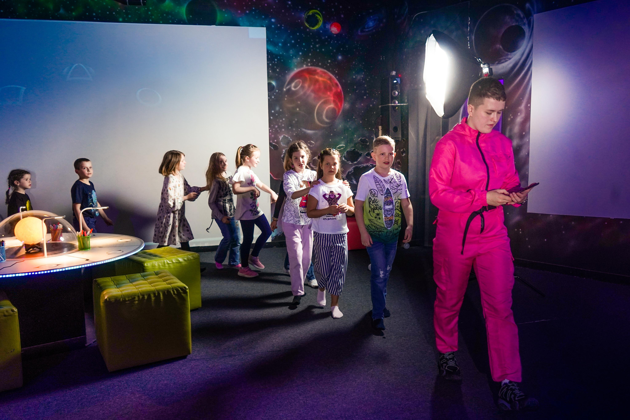 «Игра в кальмара» День рождения Андрея в Футурамии. Семейный и портретный фотограф в Екатеринбурге Анна Лобанова