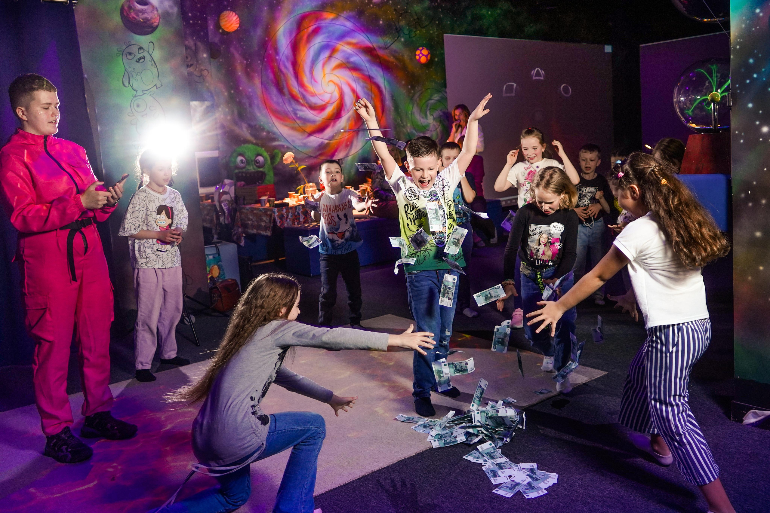 «Игра в кальмара» День рождения Андрея в Футурамии. Семейный и портретный фотограф в Екатеринбурге Анна Лобанова