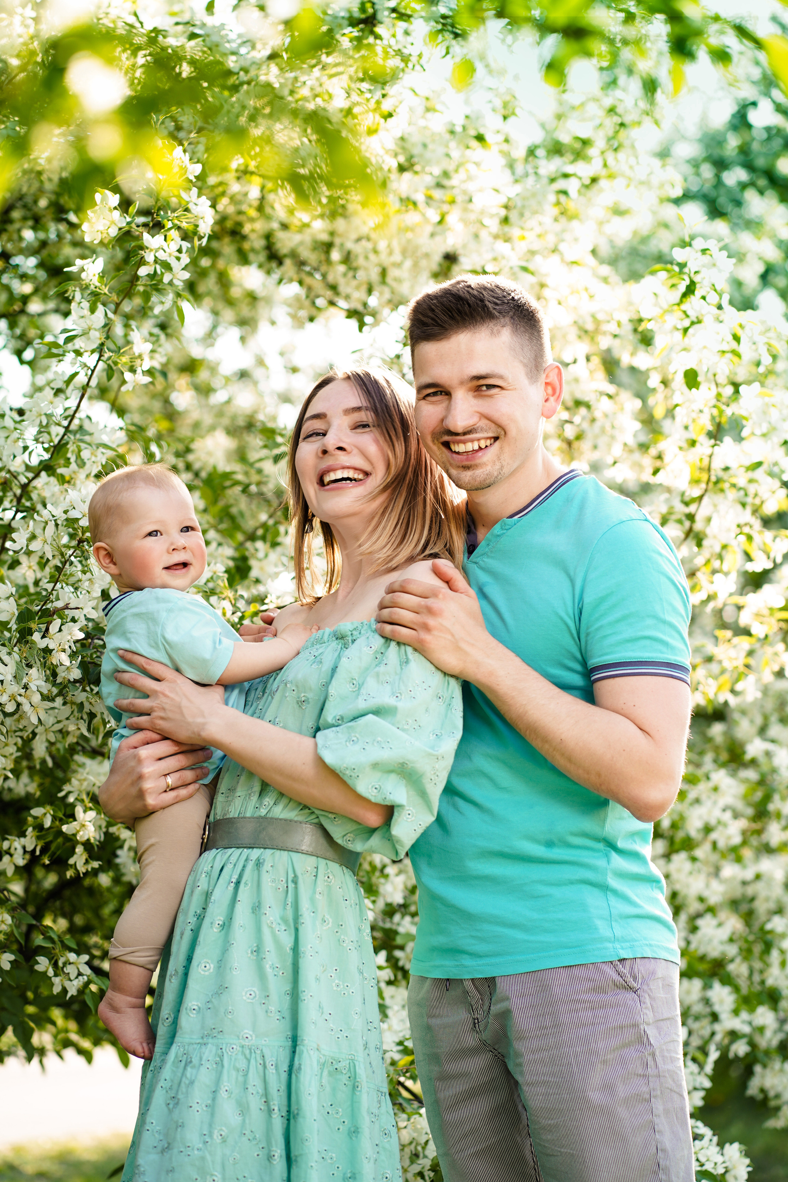 Семейный пикник в цветущих яблонях. Семейный и портретный фотограф в Екатеринбурге Анна Лобанова