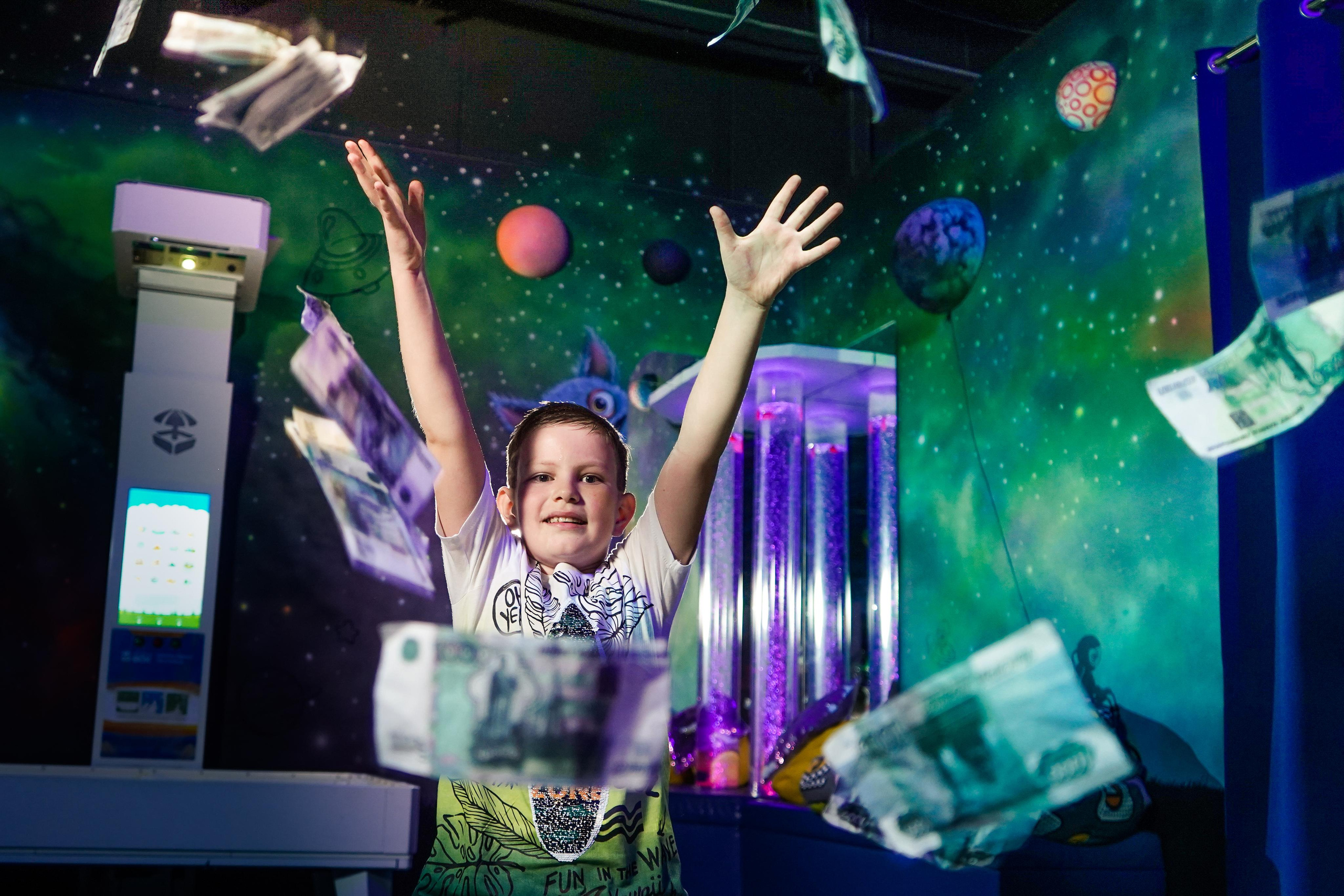 «Игра в кальмара» День рождения Андрея в Футурамии. Семейный и портретный фотограф в Екатеринбурге Анна Лобанова