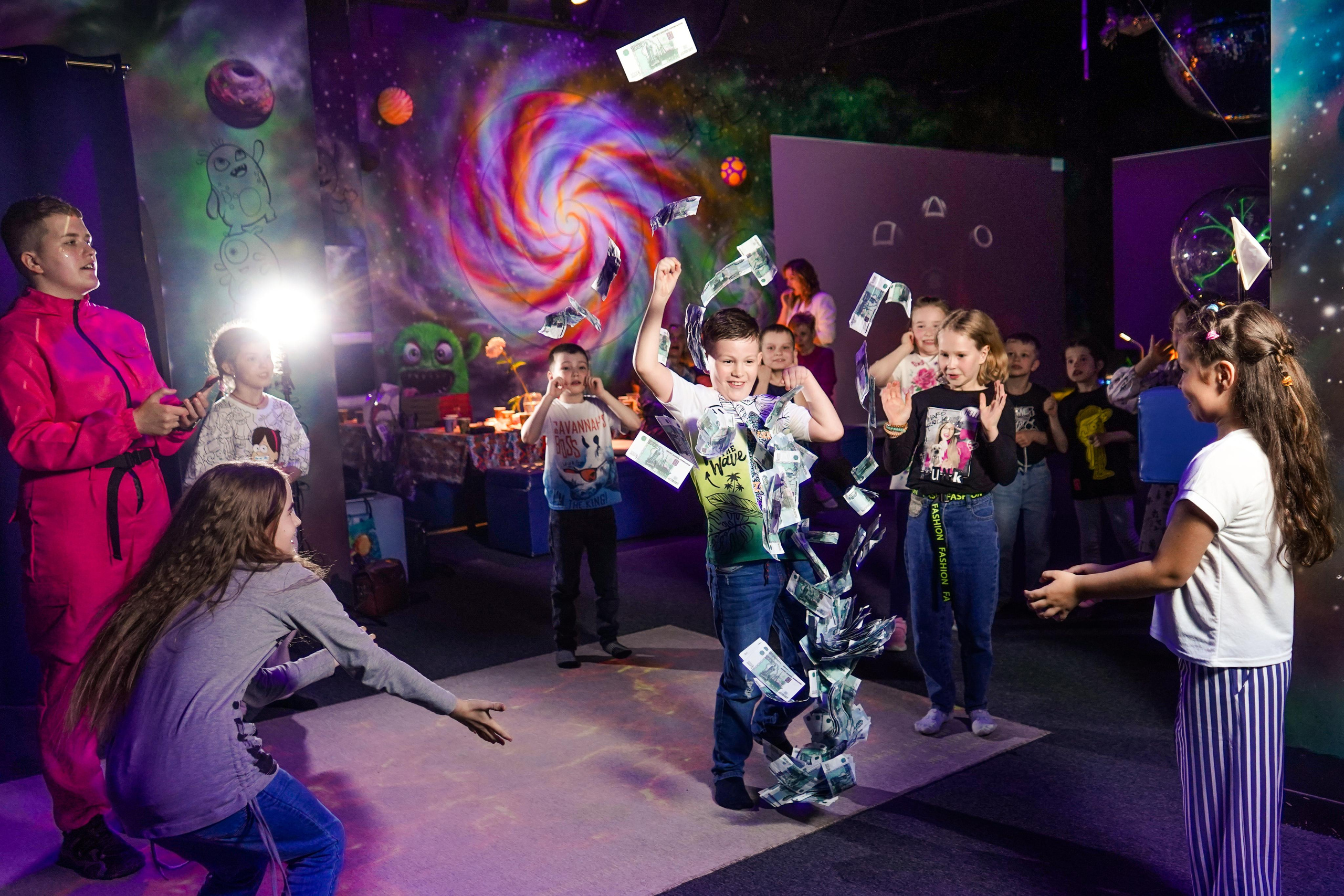 «Игра в кальмара» День рождения Андрея в Футурамии. Семейный и портретный фотограф в Екатеринбурге Анна Лобанова