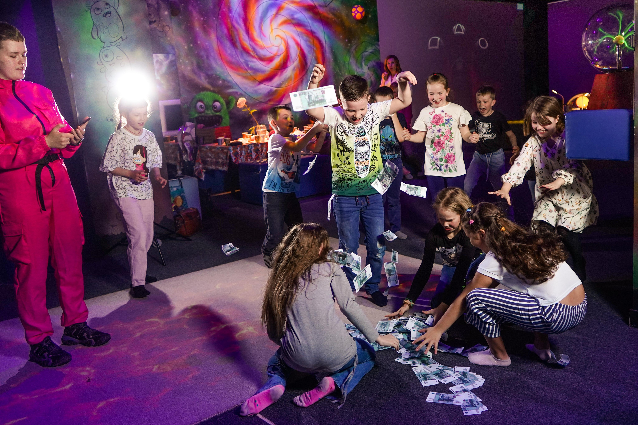 «Игра в кальмара» День рождения Андрея в Футурамии. Семейный и портретный фотограф в Екатеринбурге Анна Лобанова