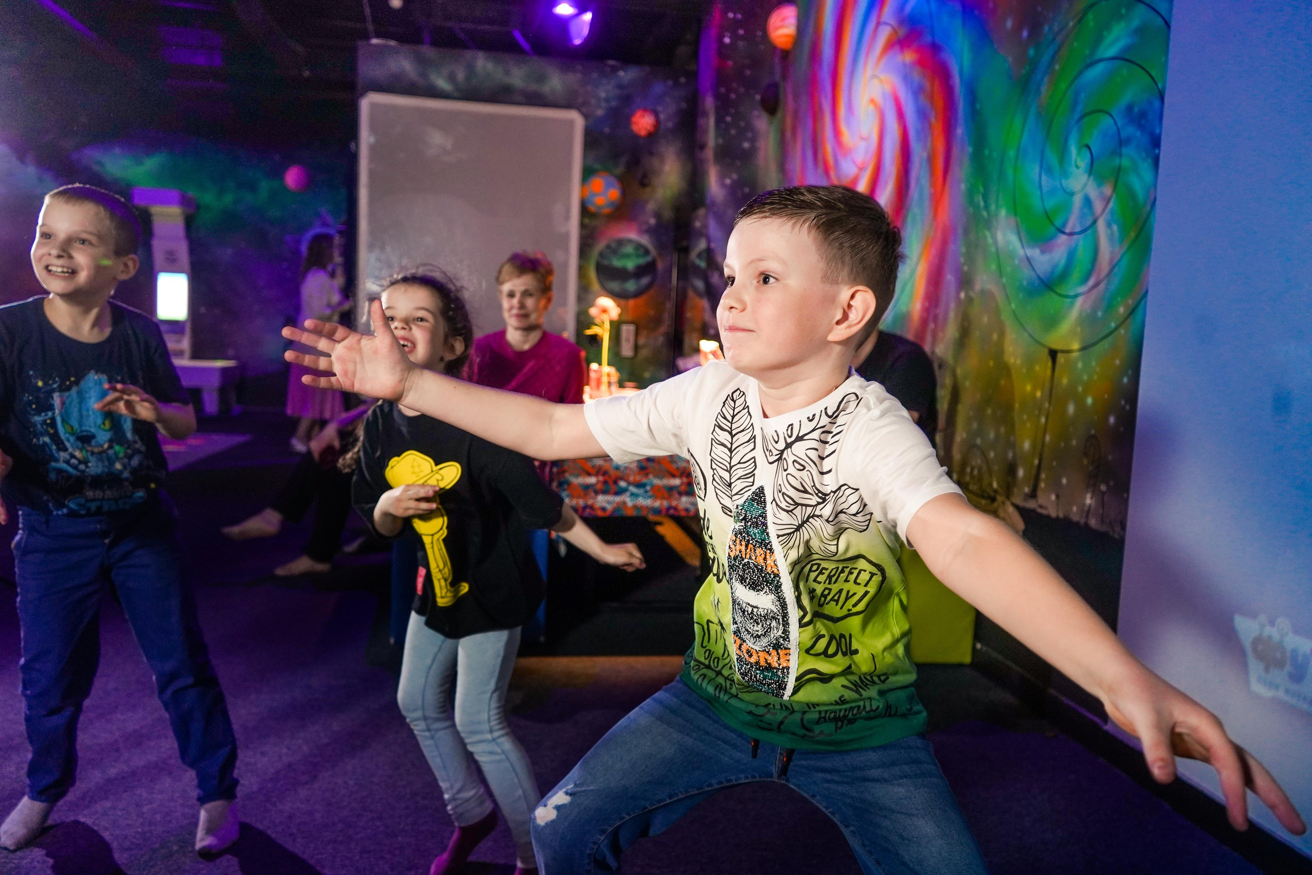 «Игра в кальмара» День рождения Андрея в Футурамии. Семейный и портретный фотограф в Екатеринбурге Анна Лобанова