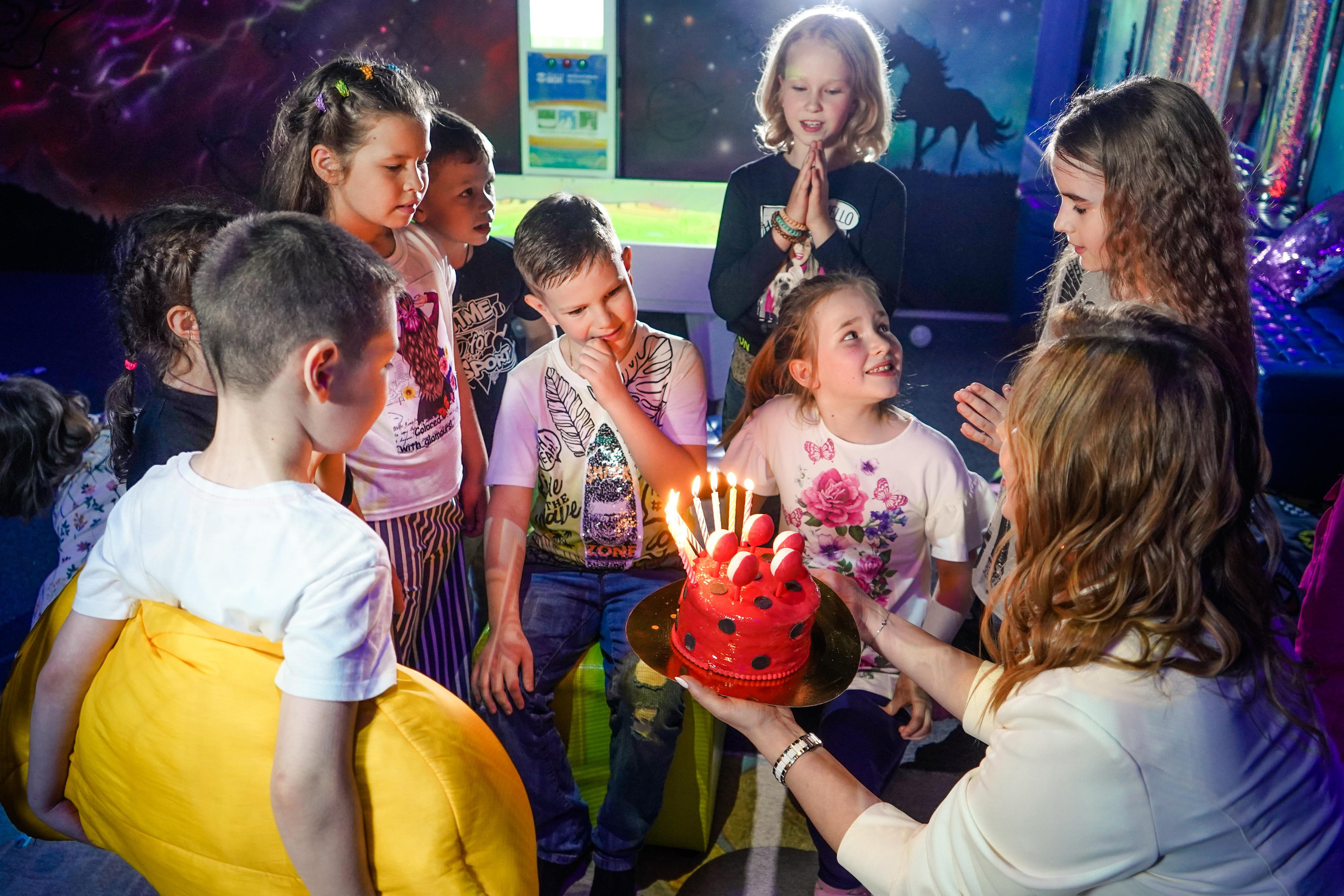 «Игра в кальмара» День рождения Андрея в Футурамии. Семейный и портретный фотограф в Екатеринбурге Анна Лобанова