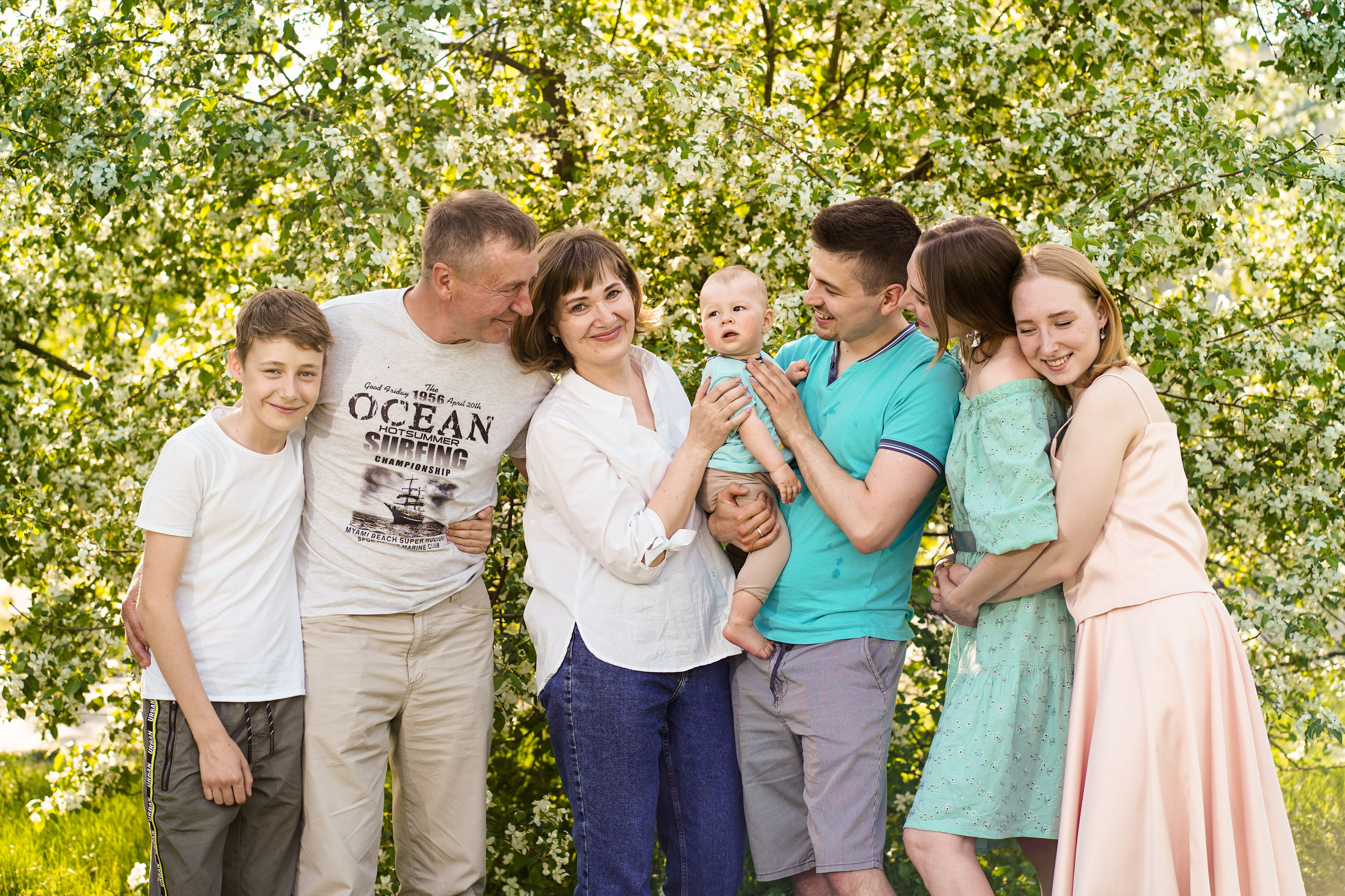 Семейный пикник в цветущих яблонях. Семейный и портретный фотограф в Екатеринбурге Анна Лобанова
