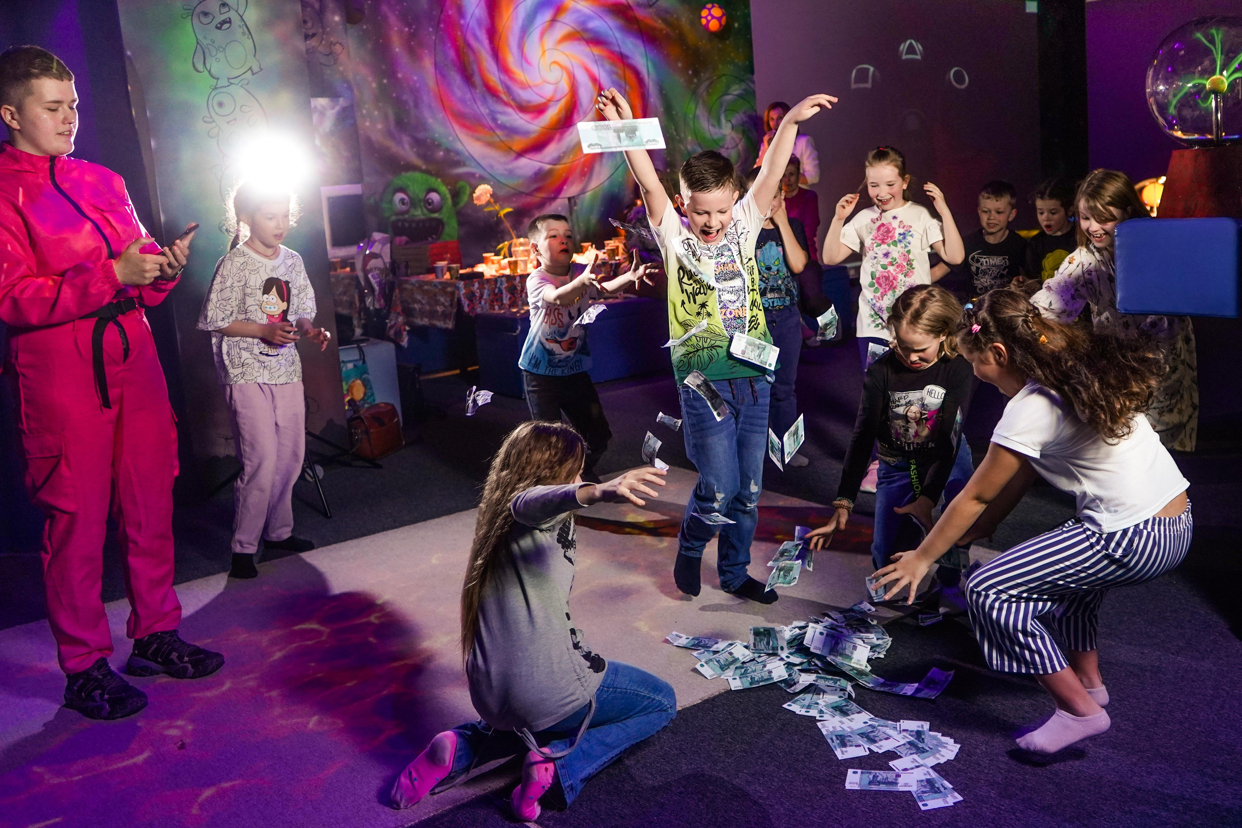 «Игра в кальмара» День рождения Андрея в Футурамии. Семейный и портретный фотограф в Екатеринбурге Анна Лобанова