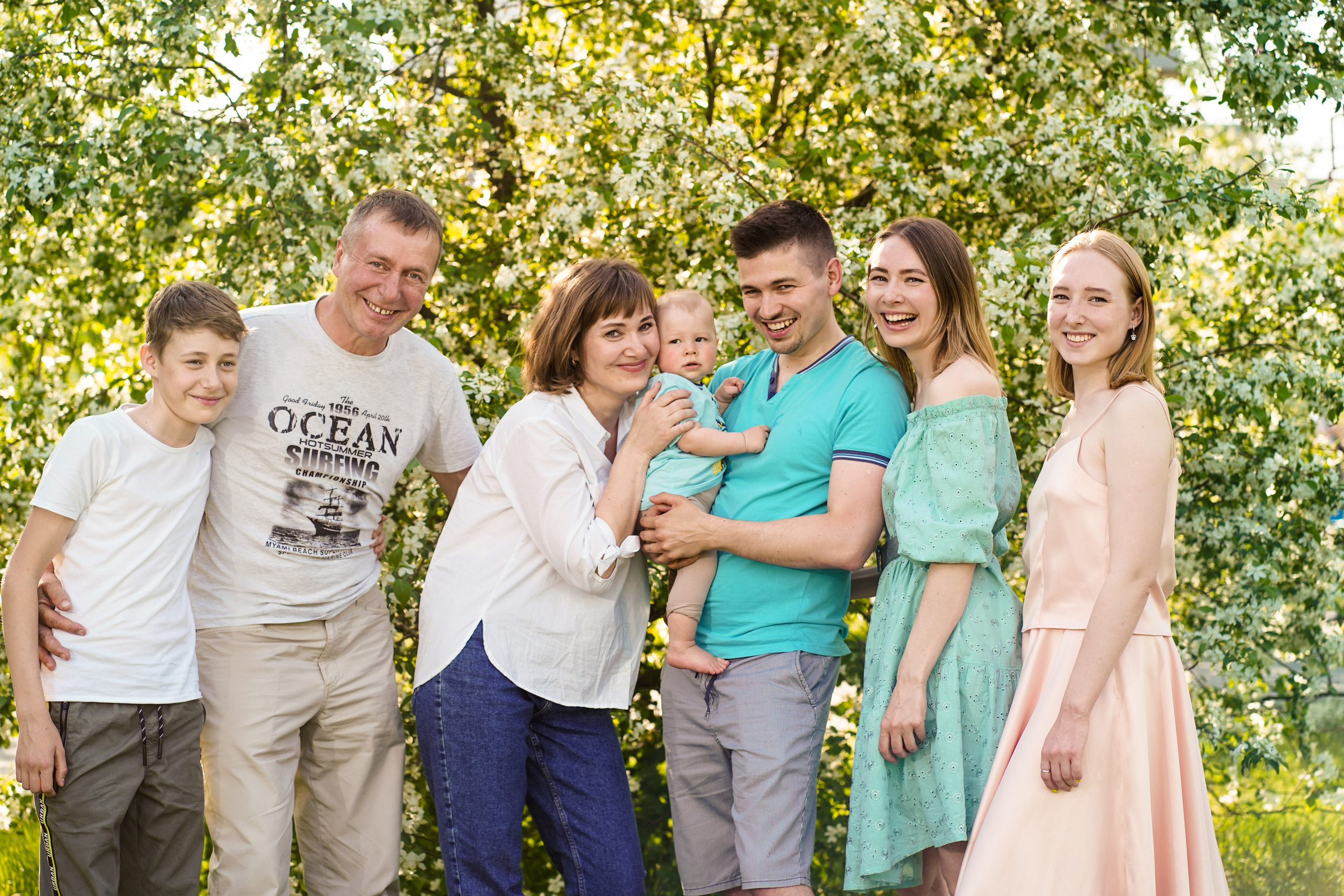 Семейный пикник в цветущих яблонях. Семейный и портретный фотограф в Екатеринбурге Анна Лобанова