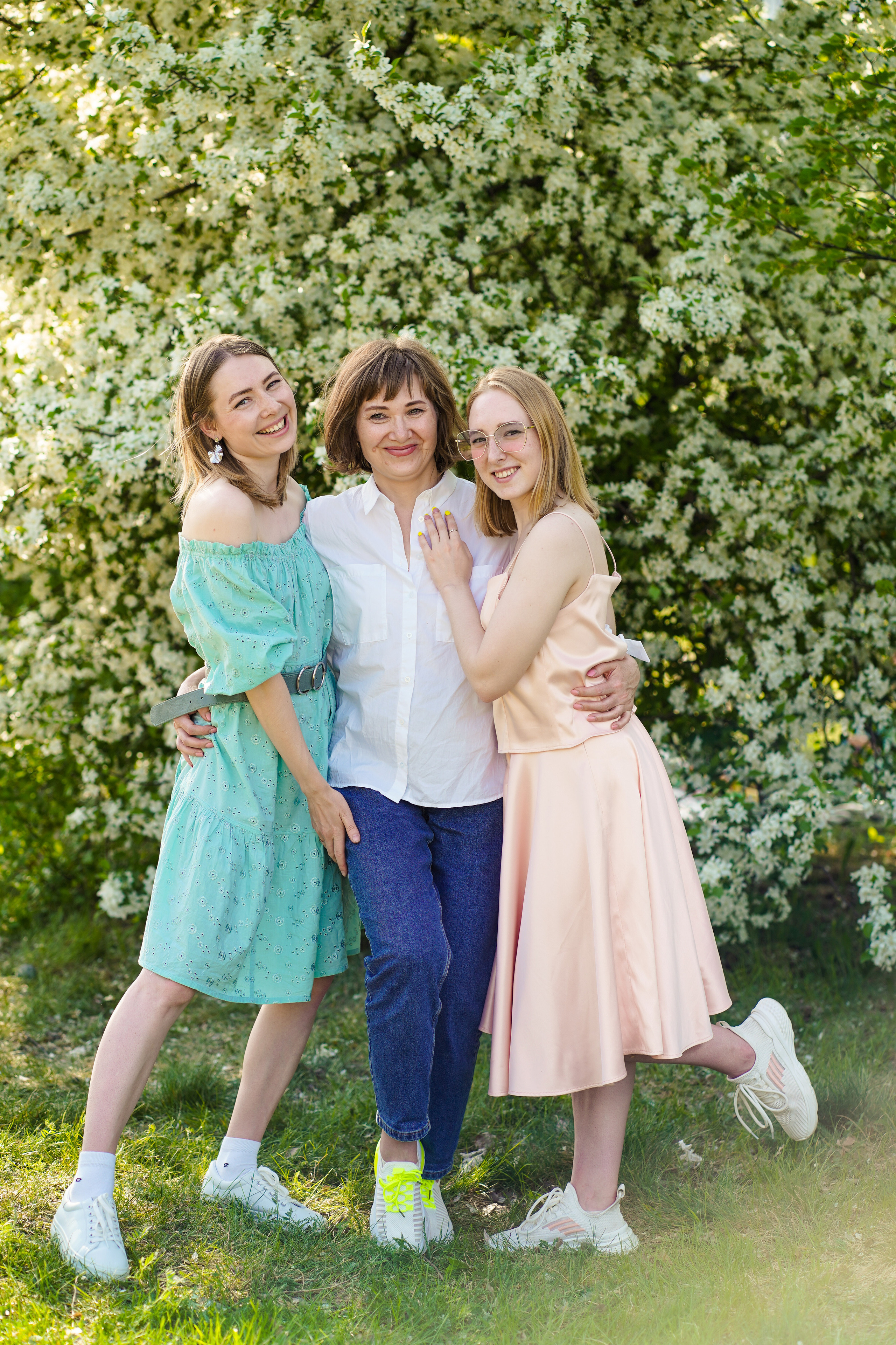 Семейный пикник в цветущих яблонях. Семейный и портретный фотограф в Екатеринбурге Анна Лобанова