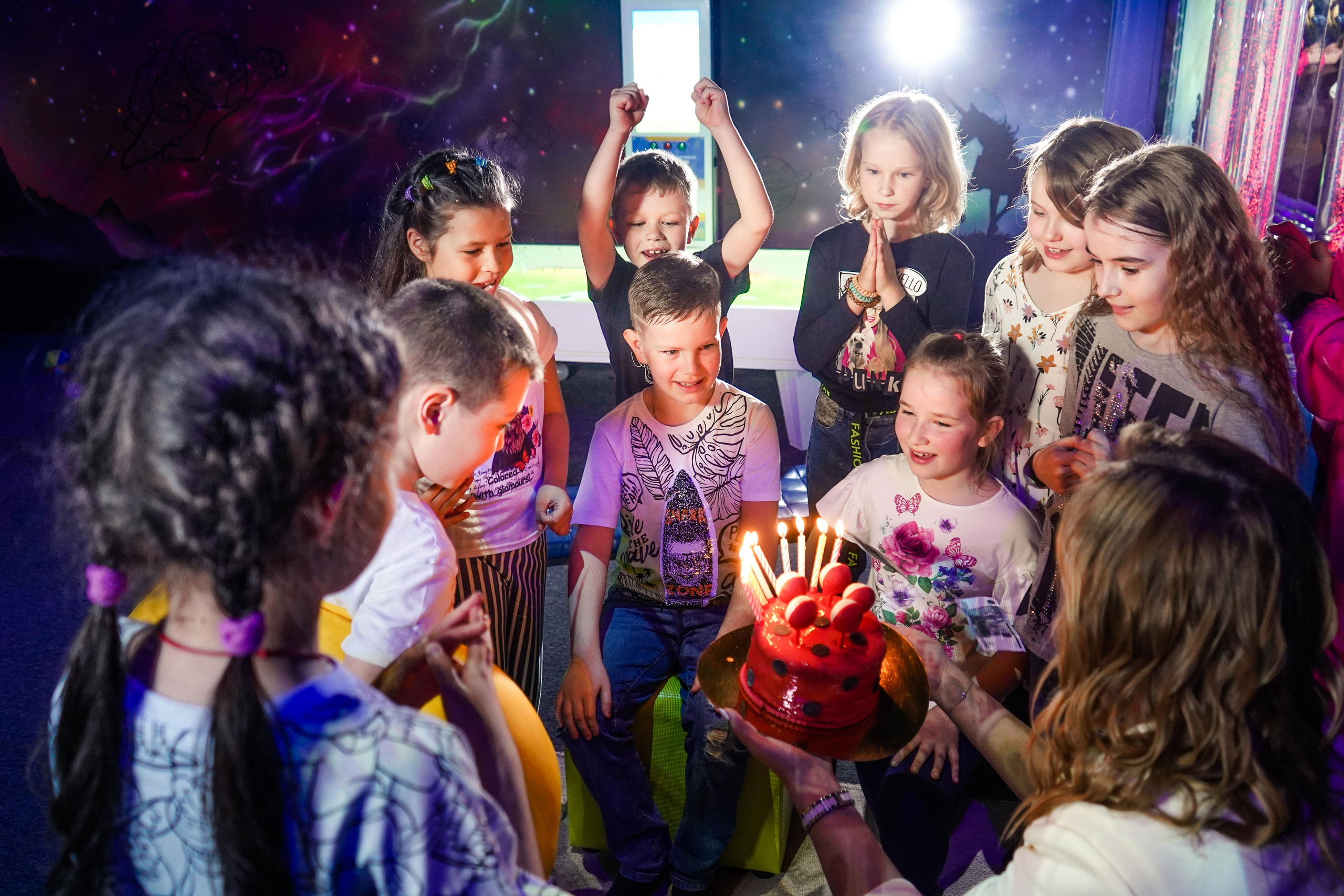 «Игра в кальмара» День рождения Андрея в Футурамии. Семейный и портретный фотограф в Екатеринбурге Анна Лобанова