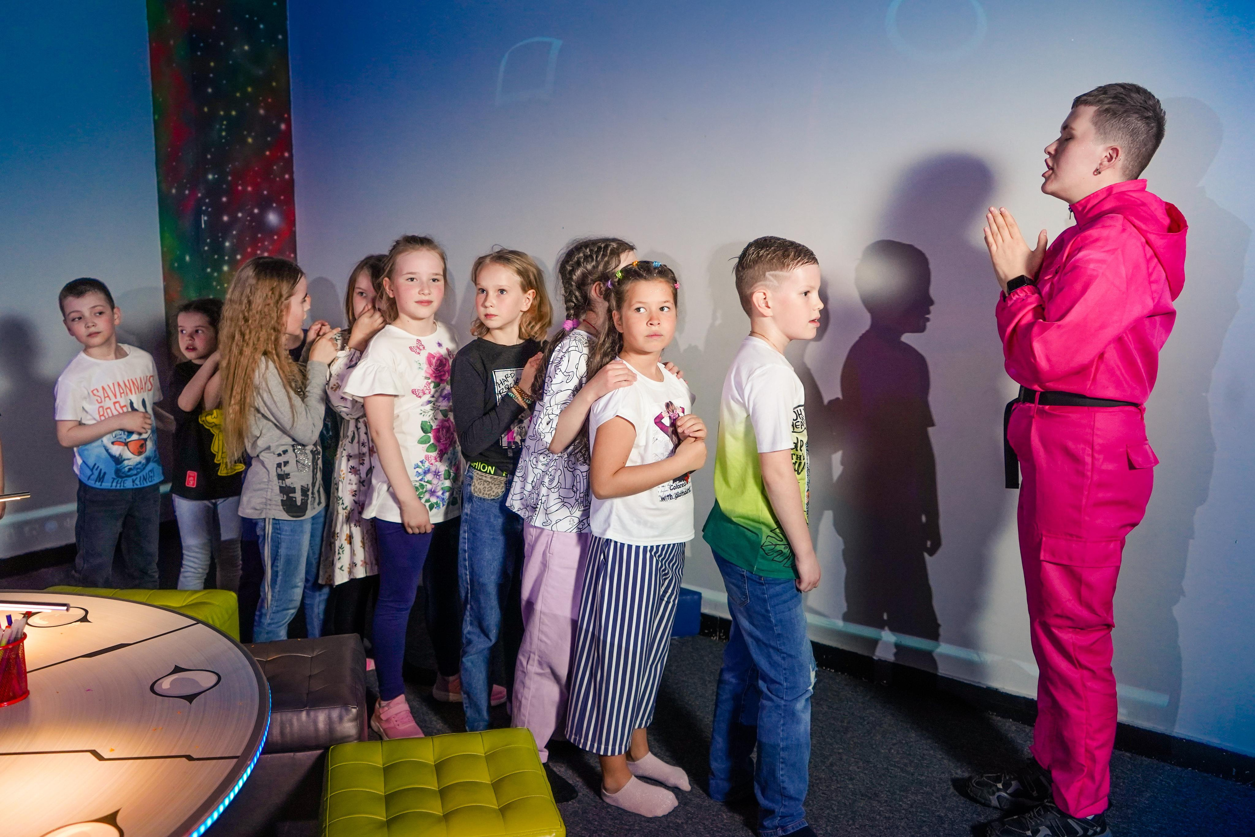 «Игра в кальмара» День рождения Андрея в Футурамии. Семейный и портретный фотограф в Екатеринбурге Анна Лобанова