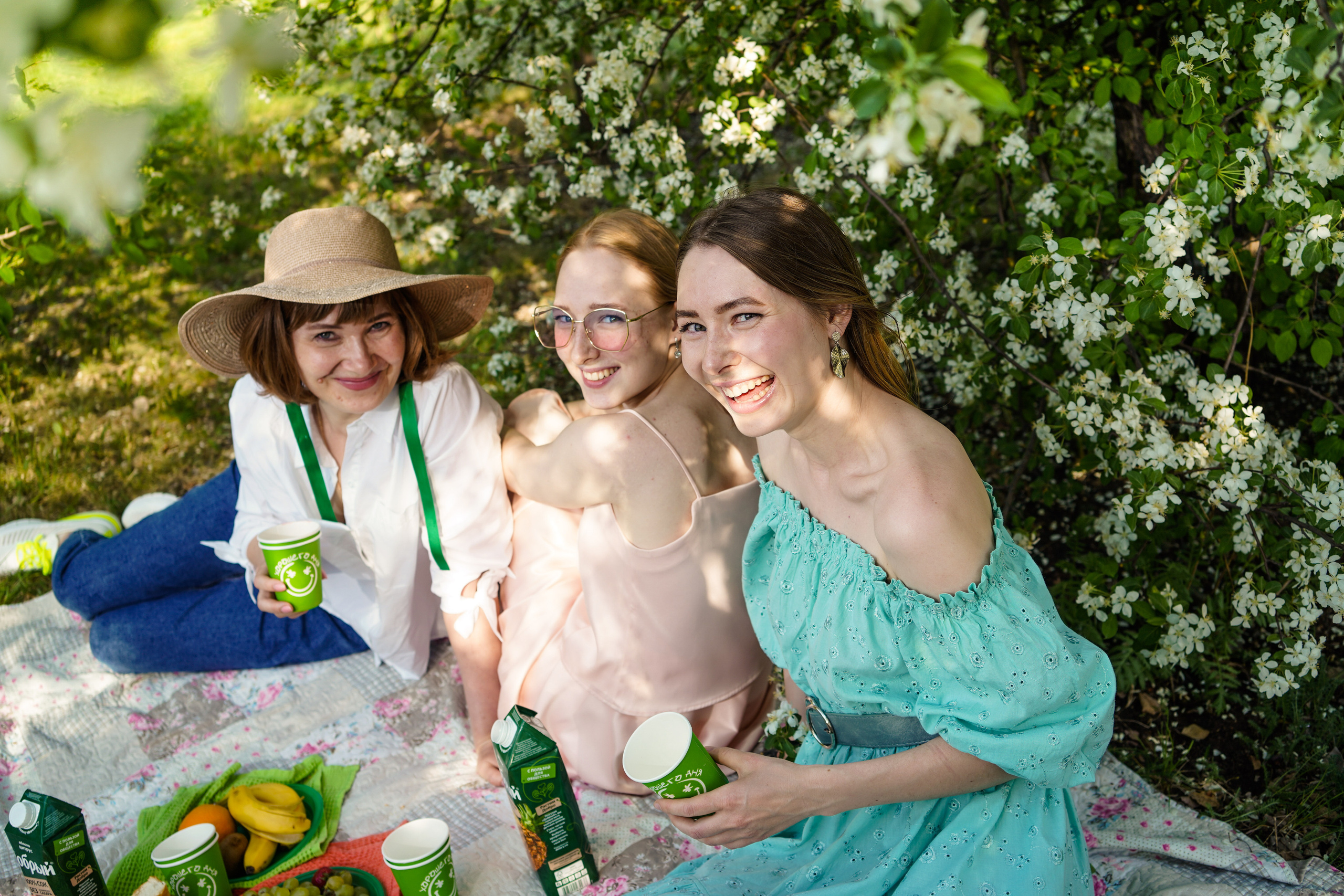 Семейный пикник в цветущих яблонях. Семейный и портретный фотограф в Екатеринбурге Анна Лобанова