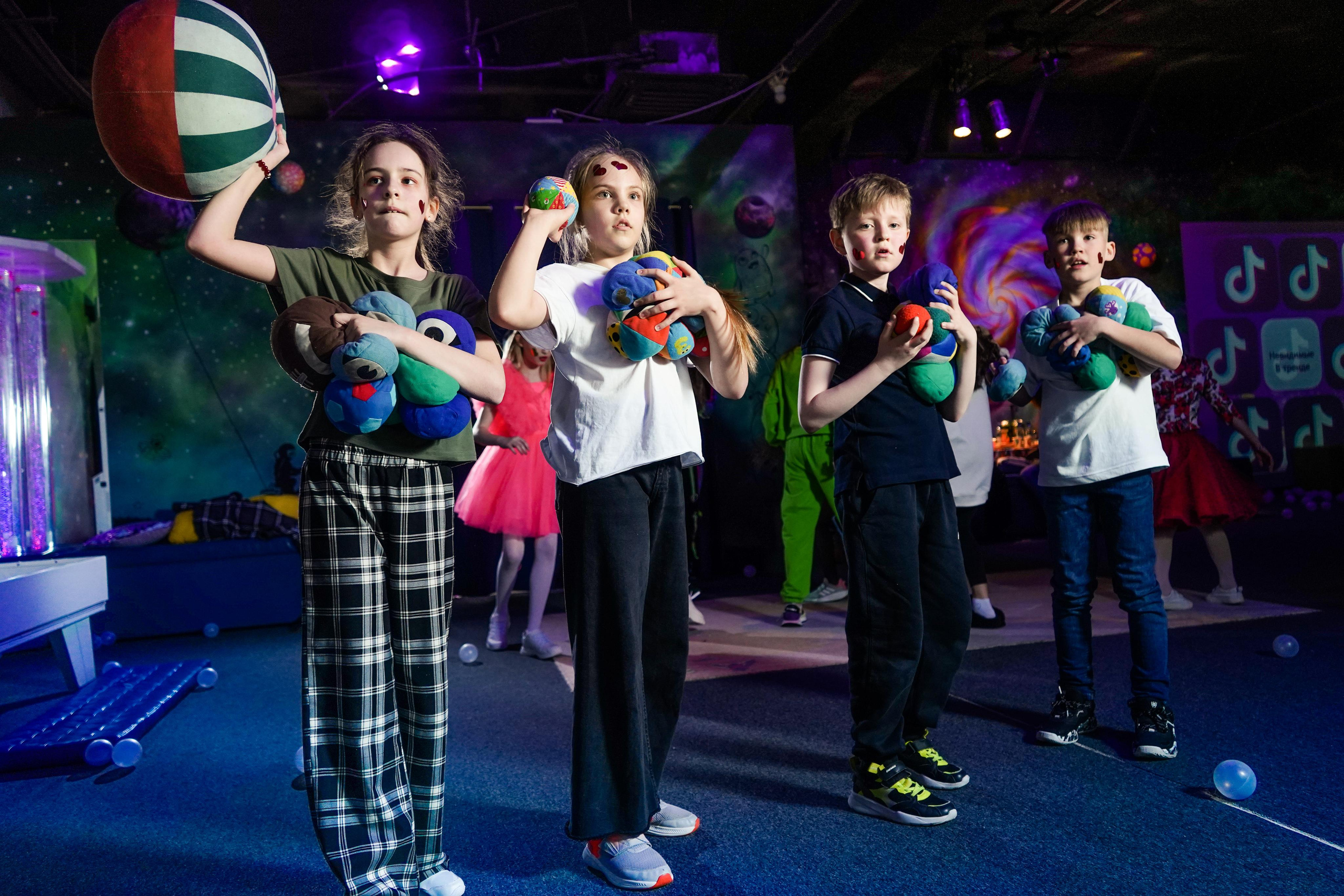 День рождения Киры в Футурамии. Семейный и портретный фотограф в Екатеринбурге Анна Лобанова