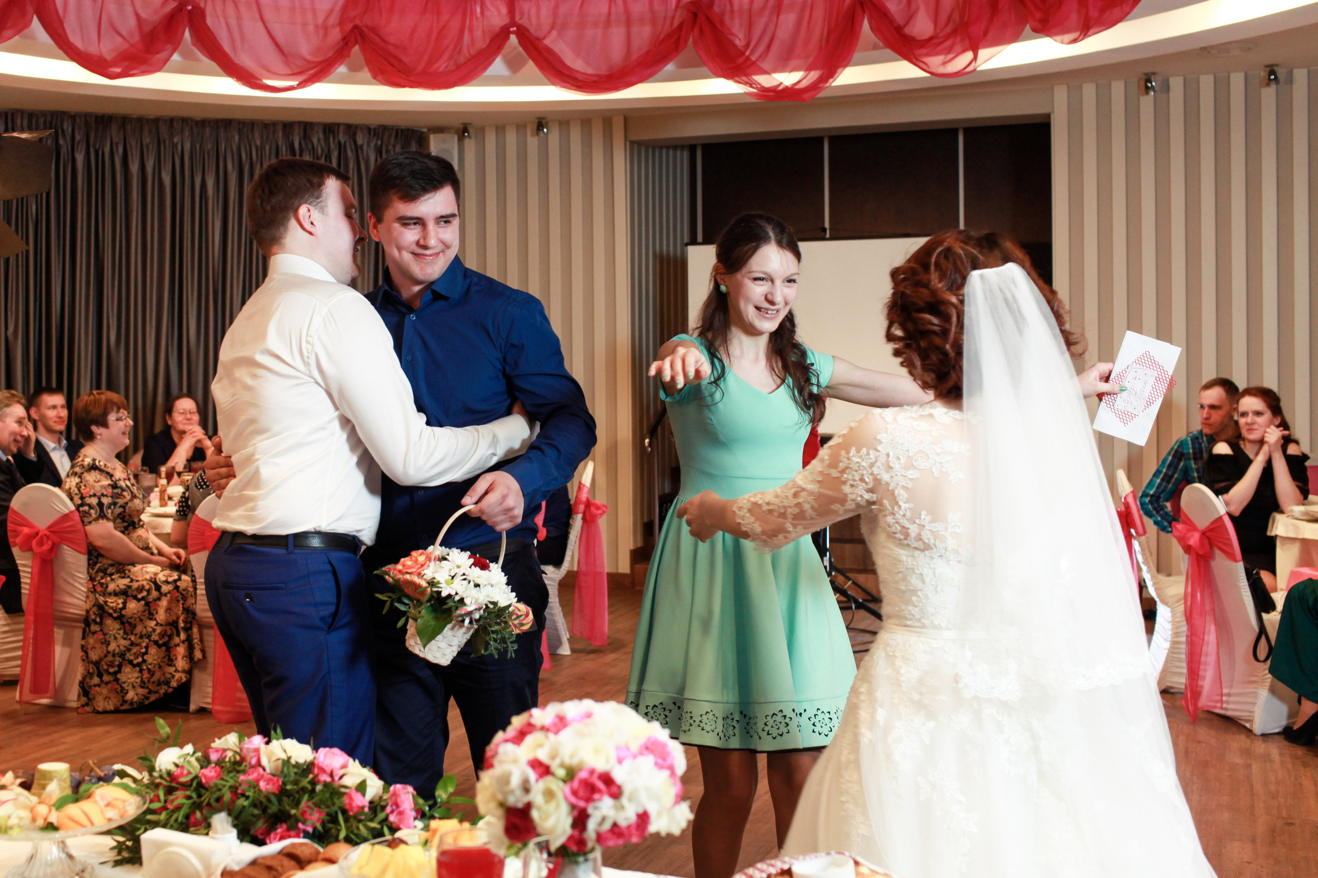 Олег и Полина 28 апреля, свадебная фотосъемка. Семейный и портретный фотограф в Екатеринбурге Анна Лобанова