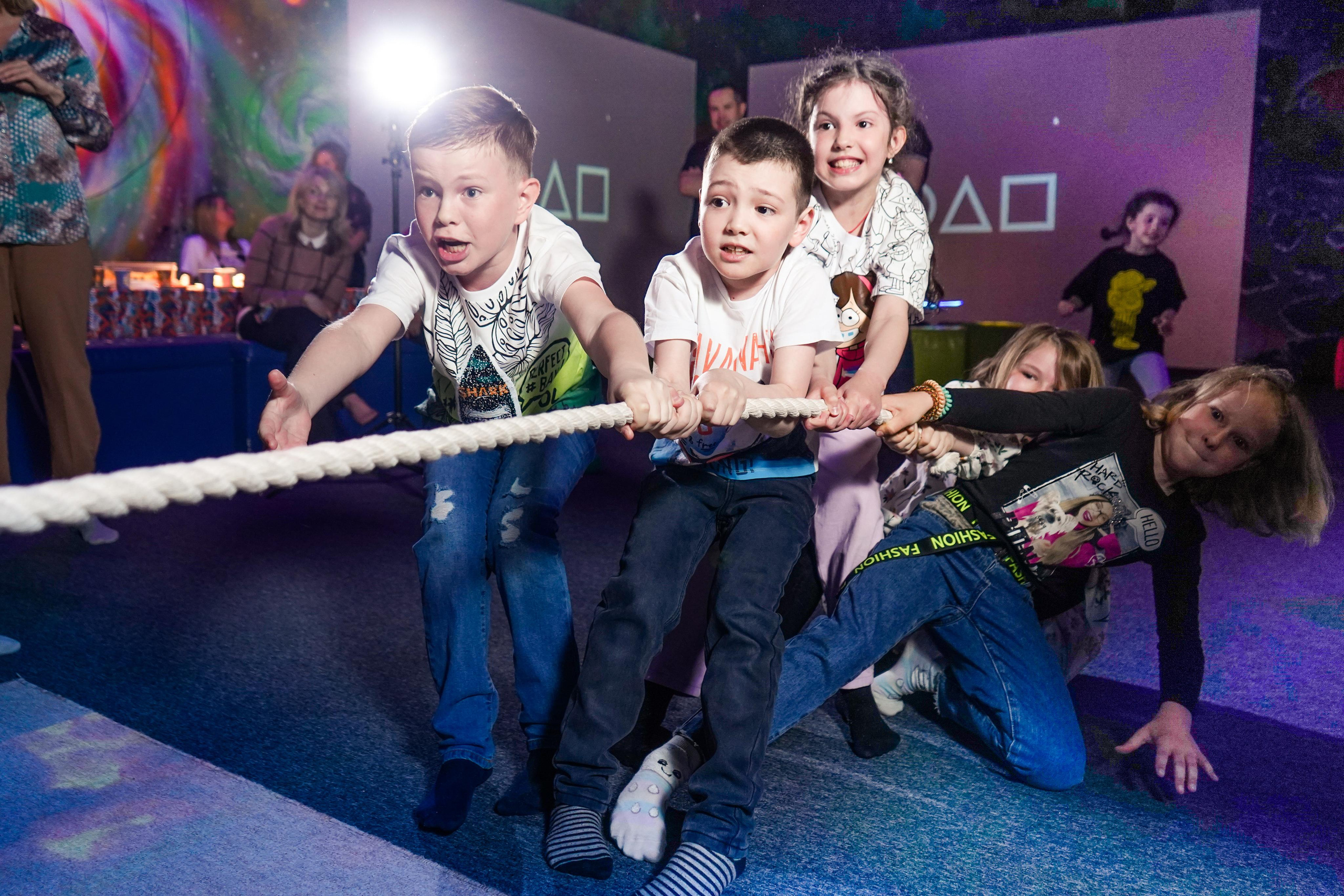 «Игра в кальмара» День рождения Андрея в Футурамии. Семейный и портретный фотограф в Екатеринбурге Анна Лобанова