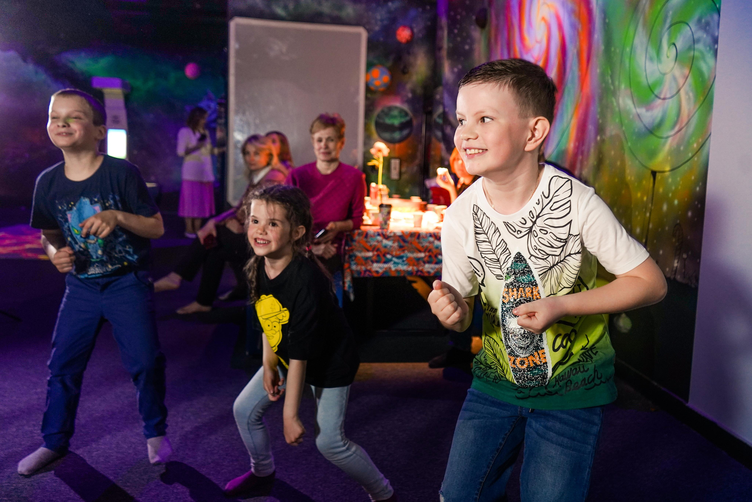 «Игра в кальмара» День рождения Андрея в Футурамии. Семейный и портретный фотограф в Екатеринбурге Анна Лобанова