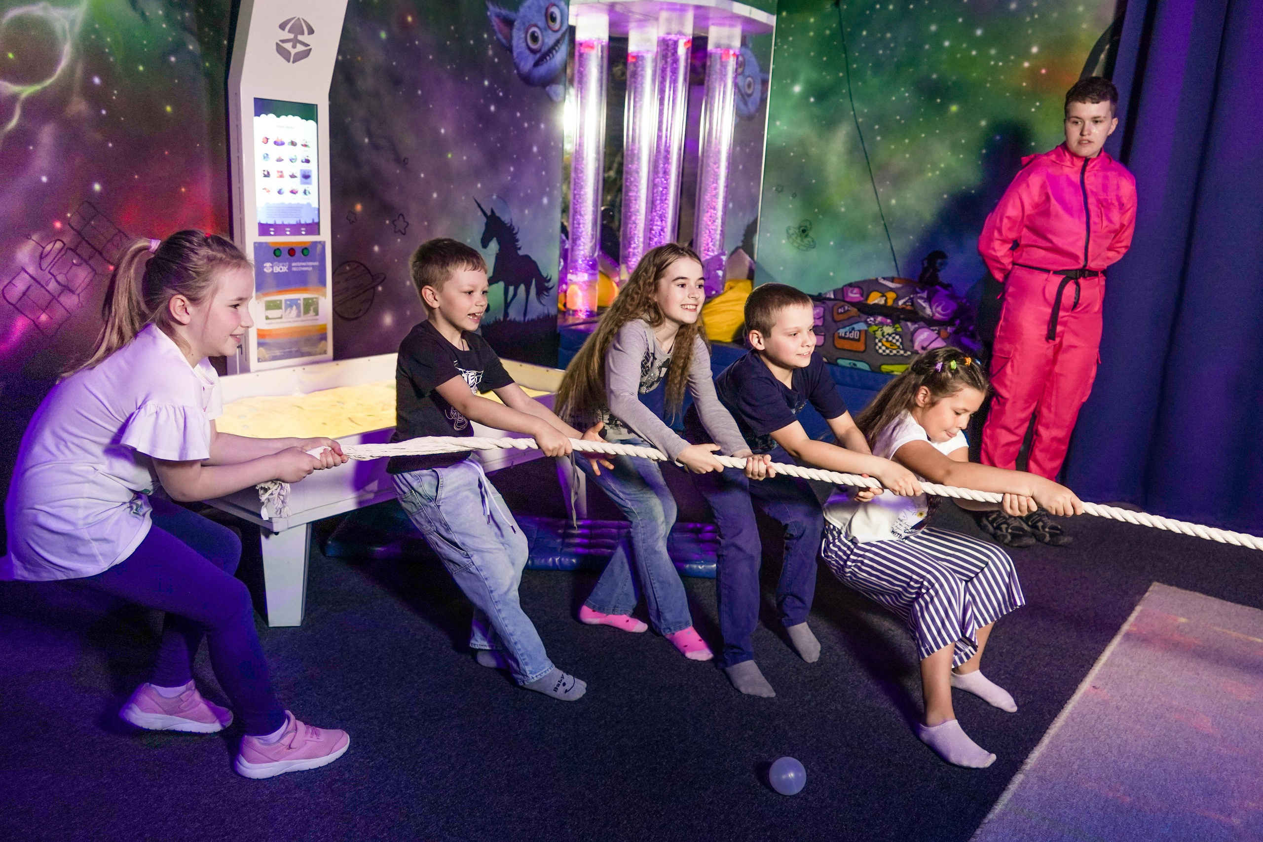 «Игра в кальмара» День рождения Андрея в Футурамии. Семейный и портретный фотограф в Екатеринбурге Анна Лобанова