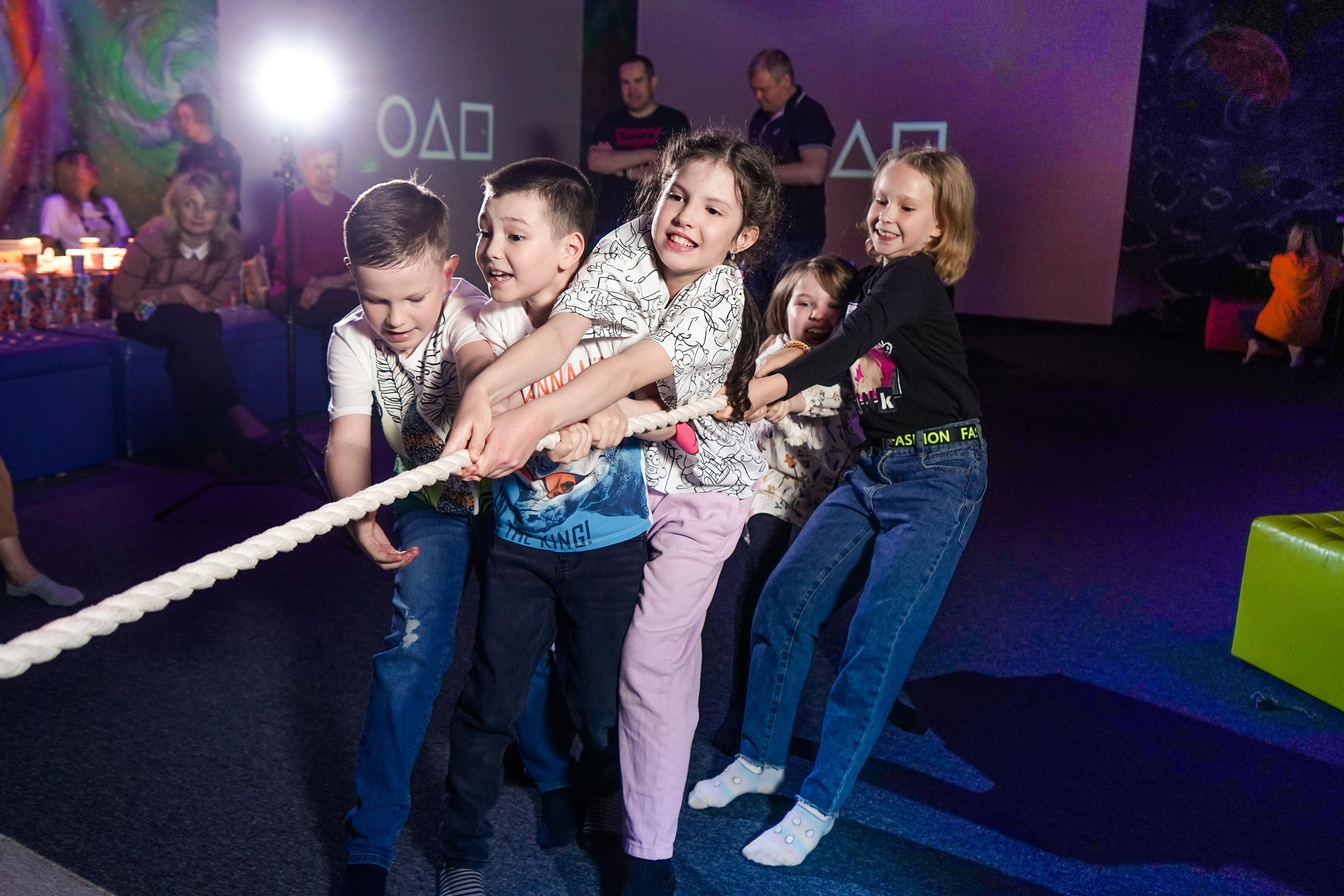 «Игра в кальмара» День рождения Андрея в Футурамии. Семейный и портретный фотограф в Екатеринбурге Анна Лобанова