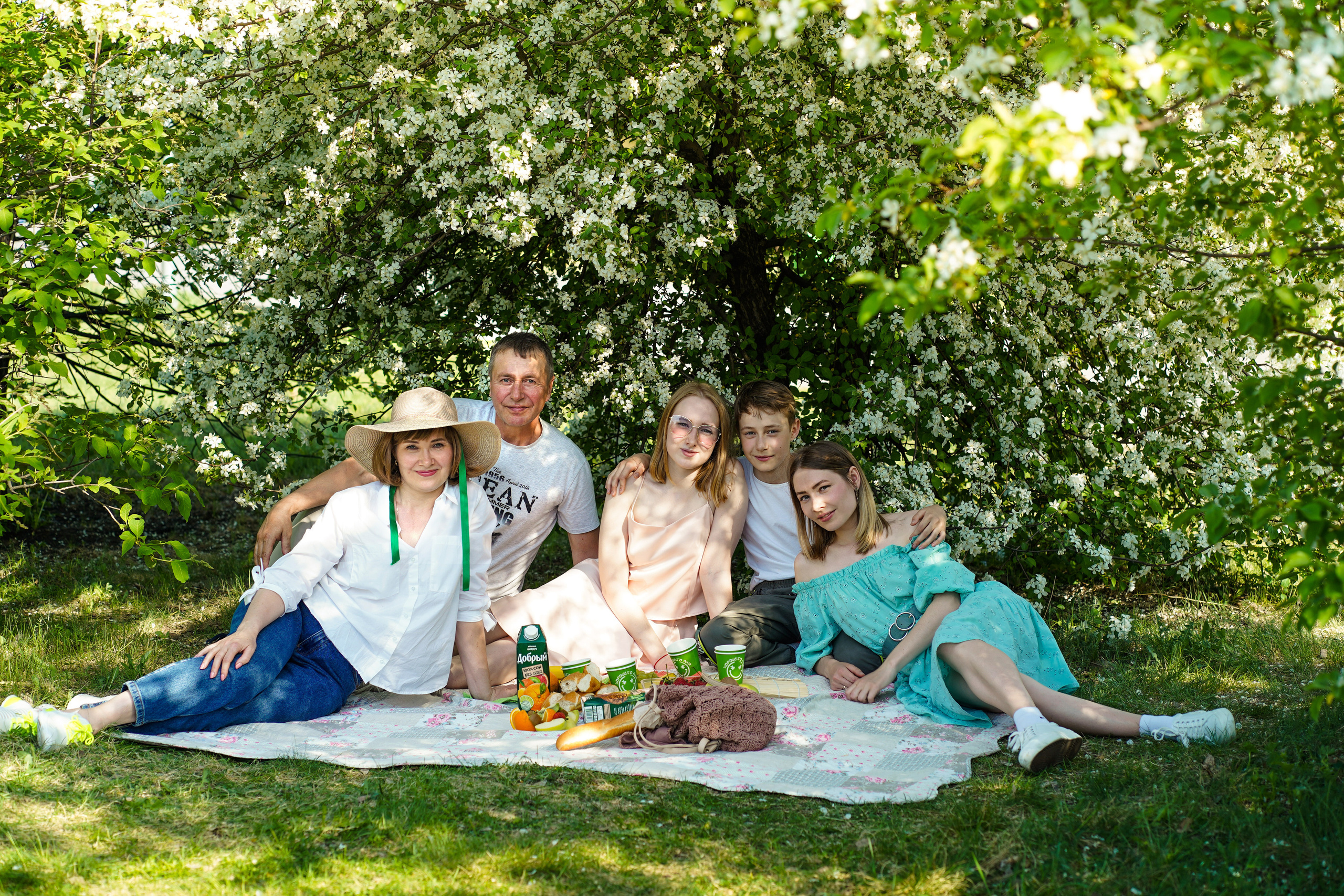 Семейный пикник в цветущих яблонях. Семейный и портретный фотограф в Екатеринбурге Анна Лобанова