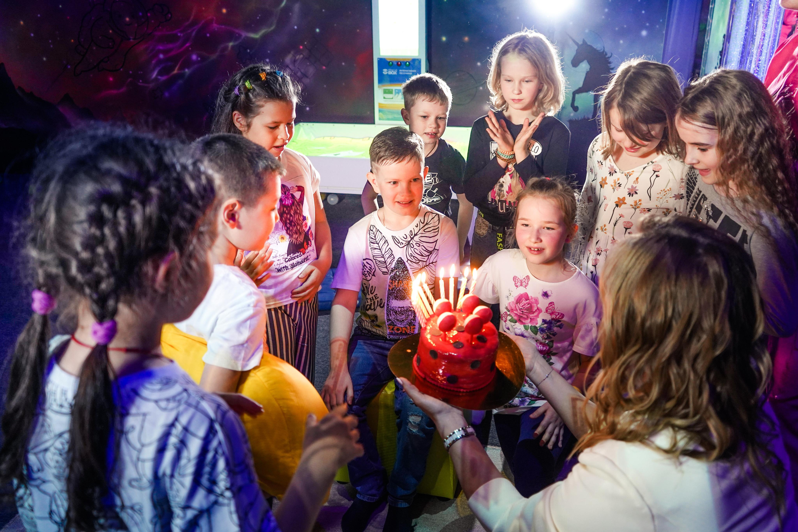 «Игра в кальмара» День рождения Андрея в Футурамии. Семейный и портретный фотограф в Екатеринбурге Анна Лобанова