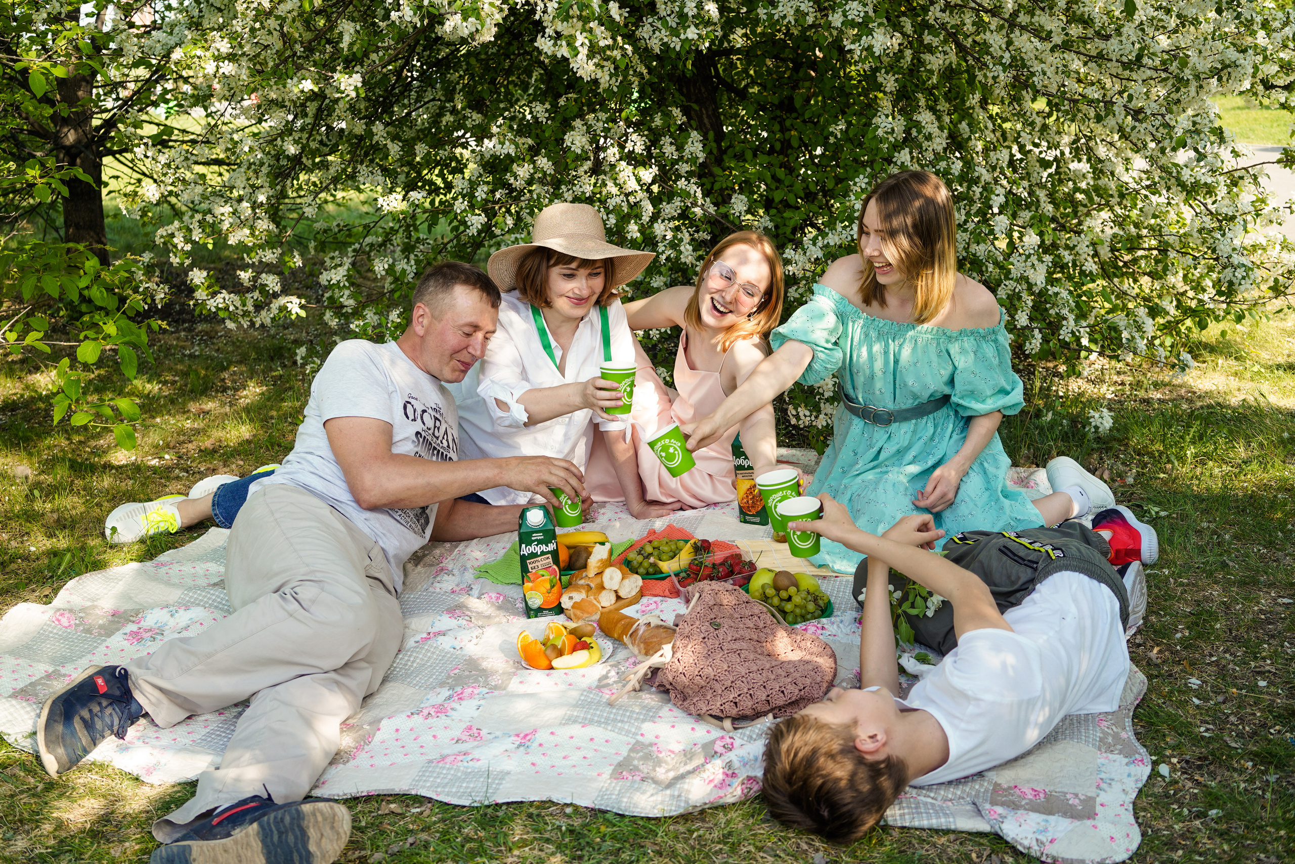 Семейный пикник в цветущих яблонях. Семейный и портретный фотограф в Екатеринбурге Анна Лобанова
