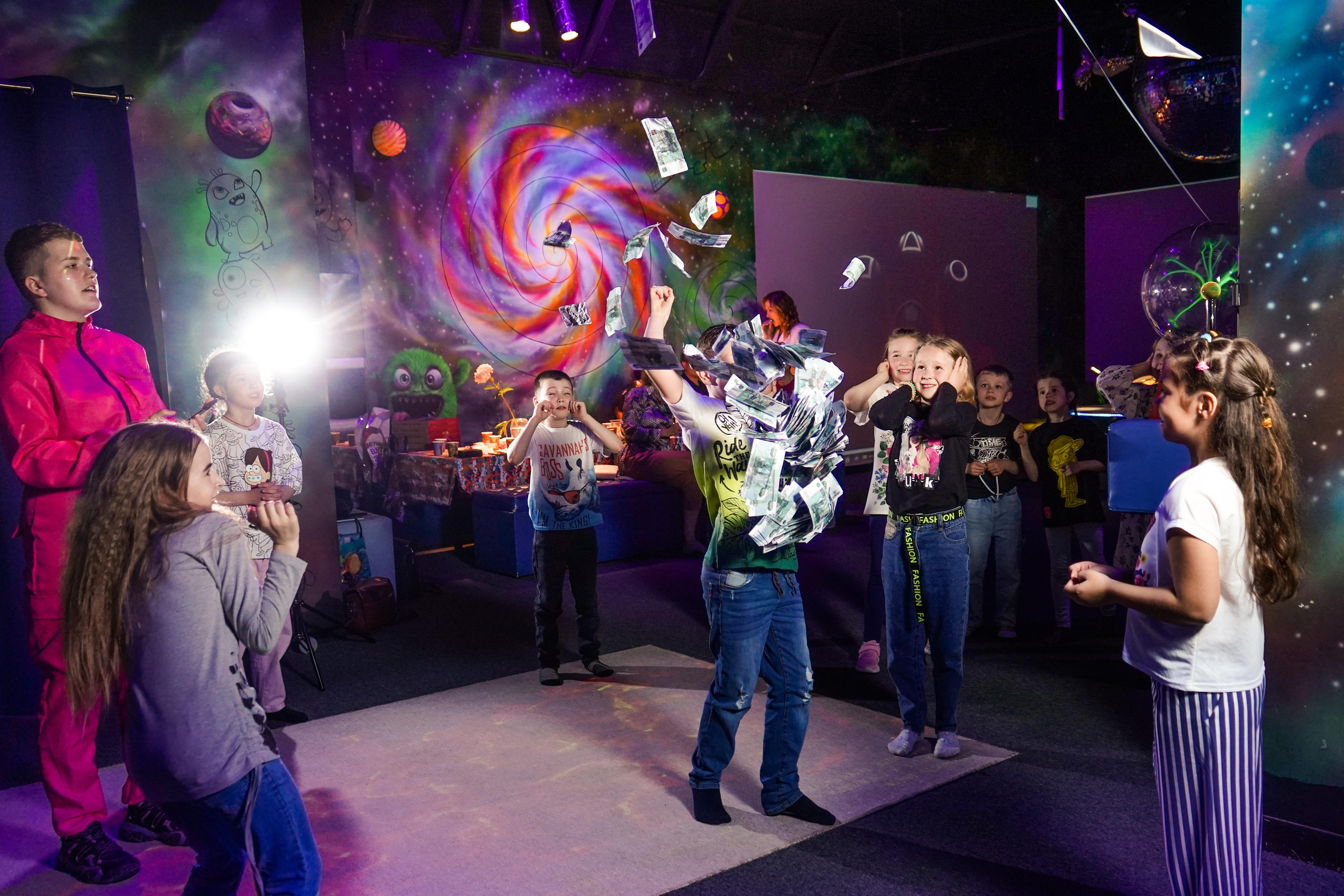 «Игра в кальмара» День рождения Андрея в Футурамии. Семейный и портретный фотограф в Екатеринбурге Анна Лобанова