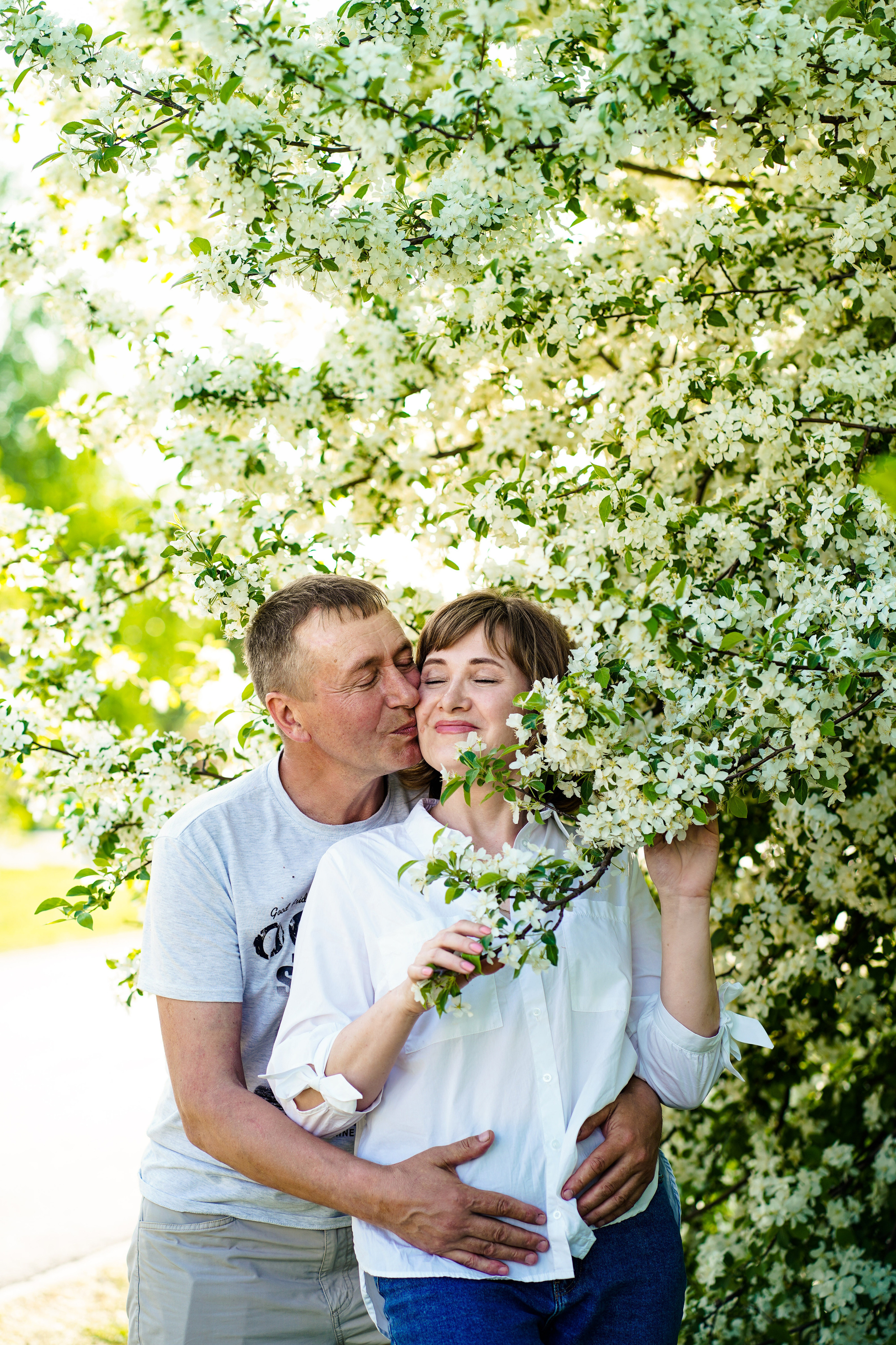 Семейный пикник в цветущих яблонях. Семейный и портретный фотограф в Екатеринбурге Анна Лобанова