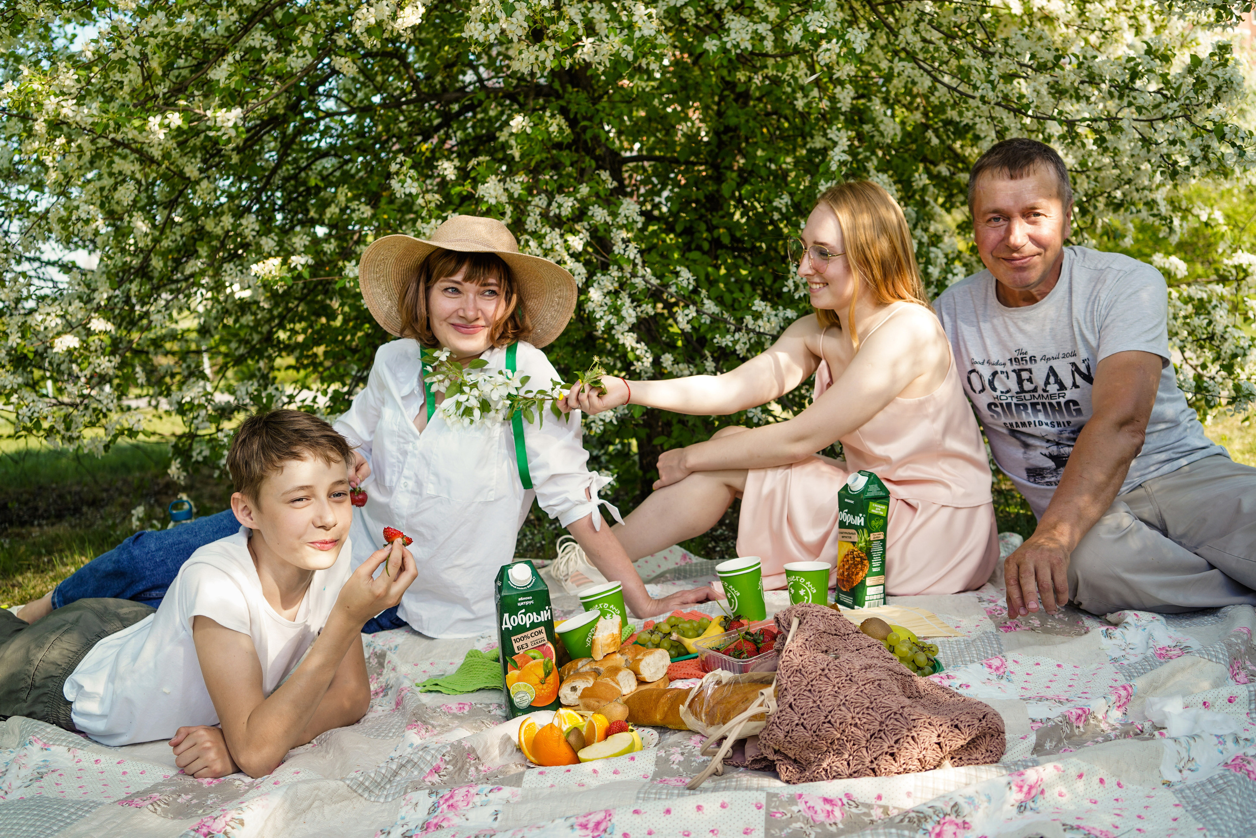 Семейный пикник в цветущих яблонях. Семейный и портретный фотограф в Екатеринбурге Анна Лобанова