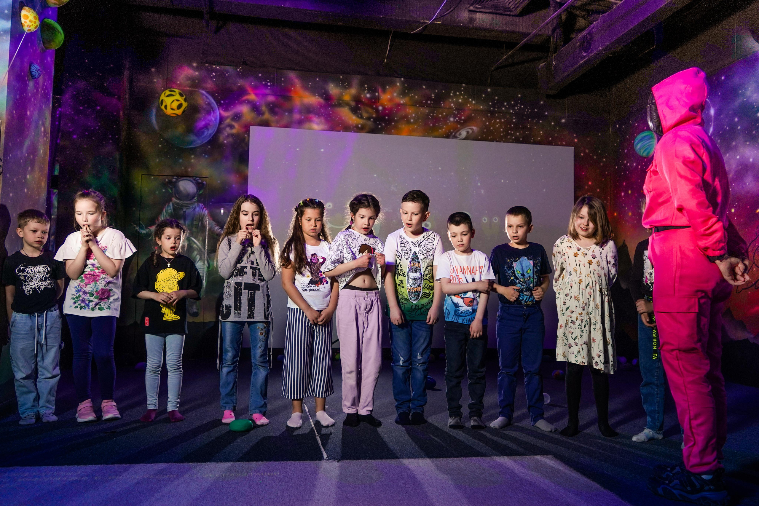 «Игра в кальмара» День рождения Андрея в Футурамии. Семейный и портретный фотограф в Екатеринбурге Анна Лобанова