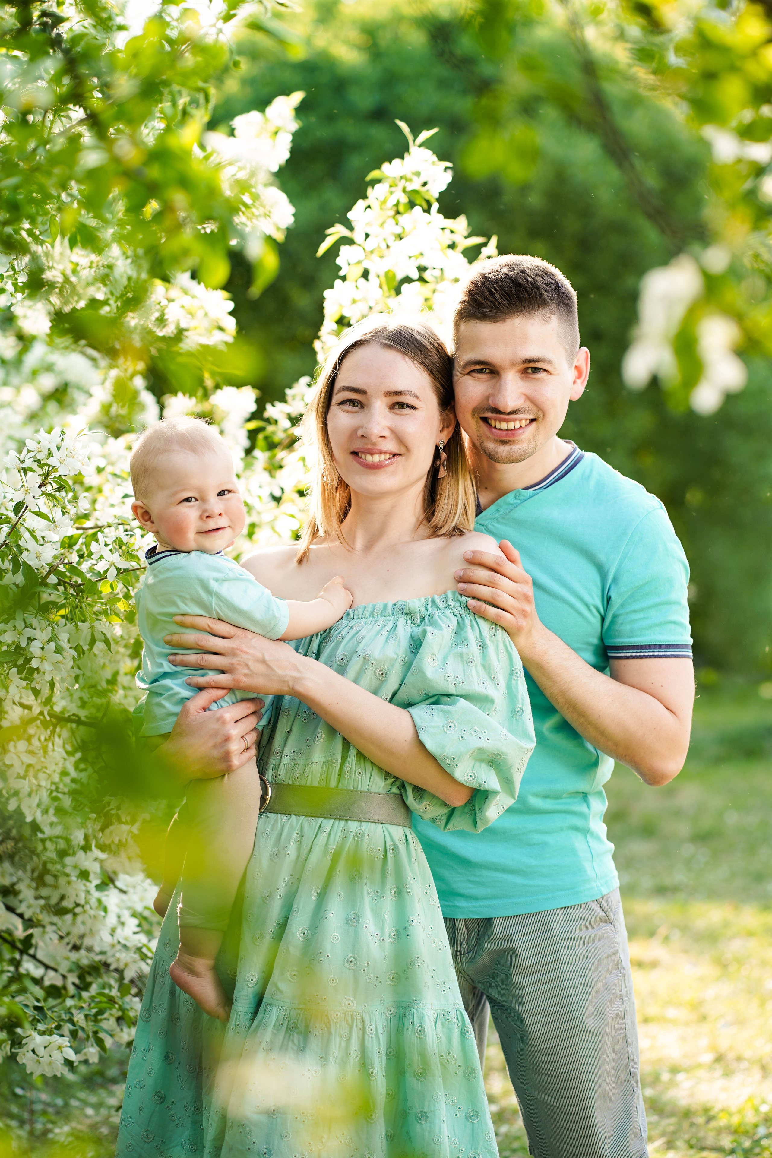 Семейный пикник в цветущих яблонях. Семейный и портретный фотограф в Екатеринбурге Анна Лобанова