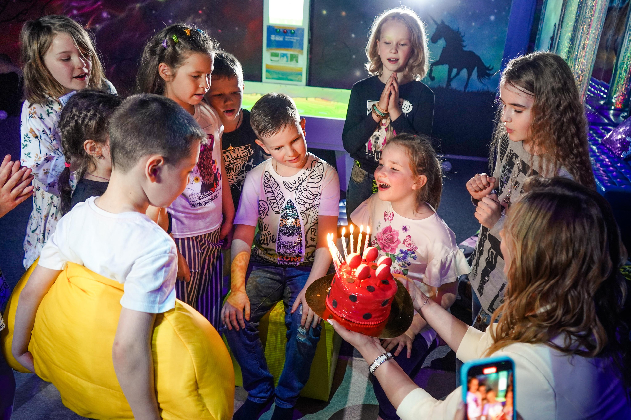 «Игра в кальмара» День рождения Андрея в Футурамии. Семейный и портретный фотограф в Екатеринбурге Анна Лобанова