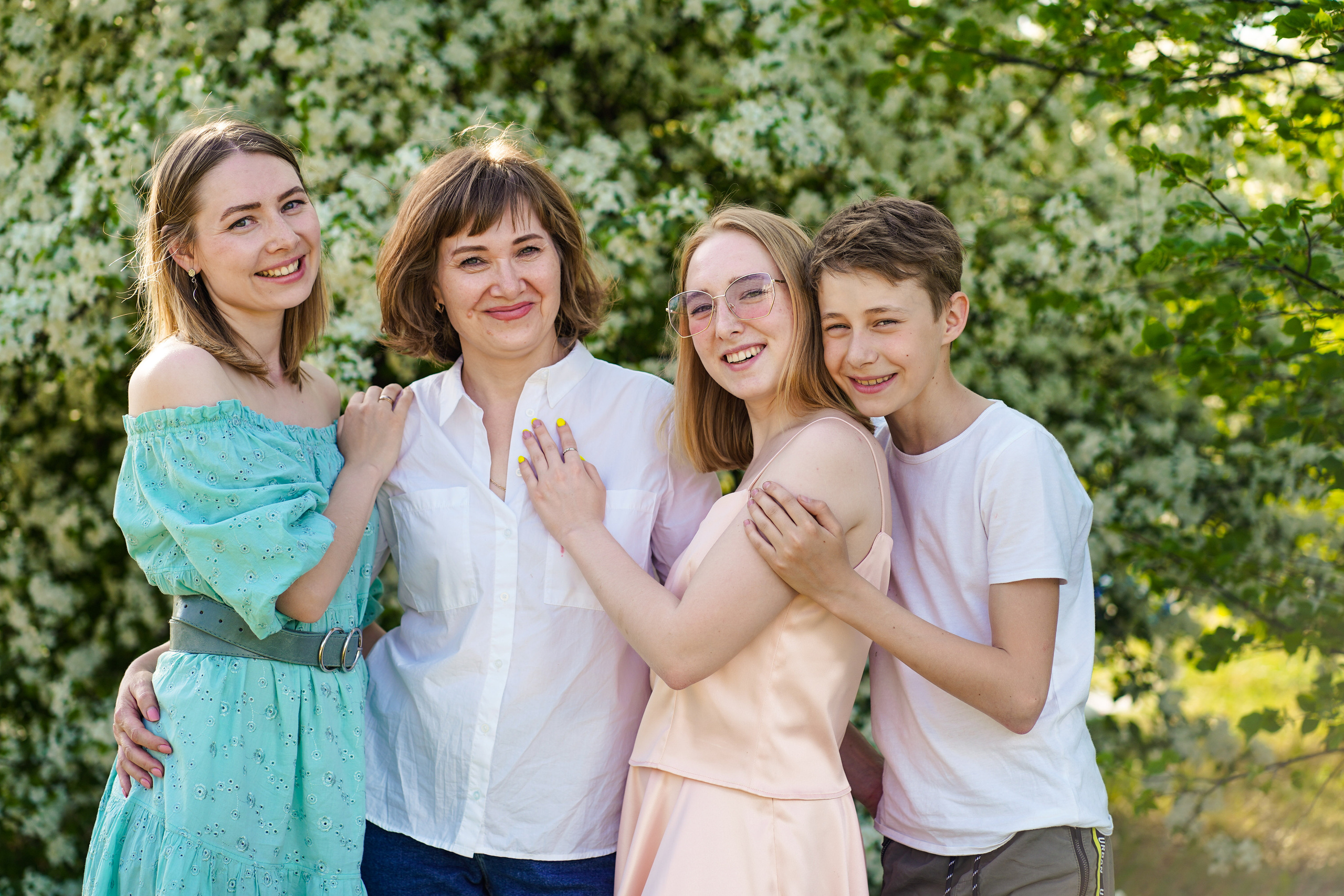 Семейный пикник в цветущих яблонях. Семейный и портретный фотограф в Екатеринбурге Анна Лобанова