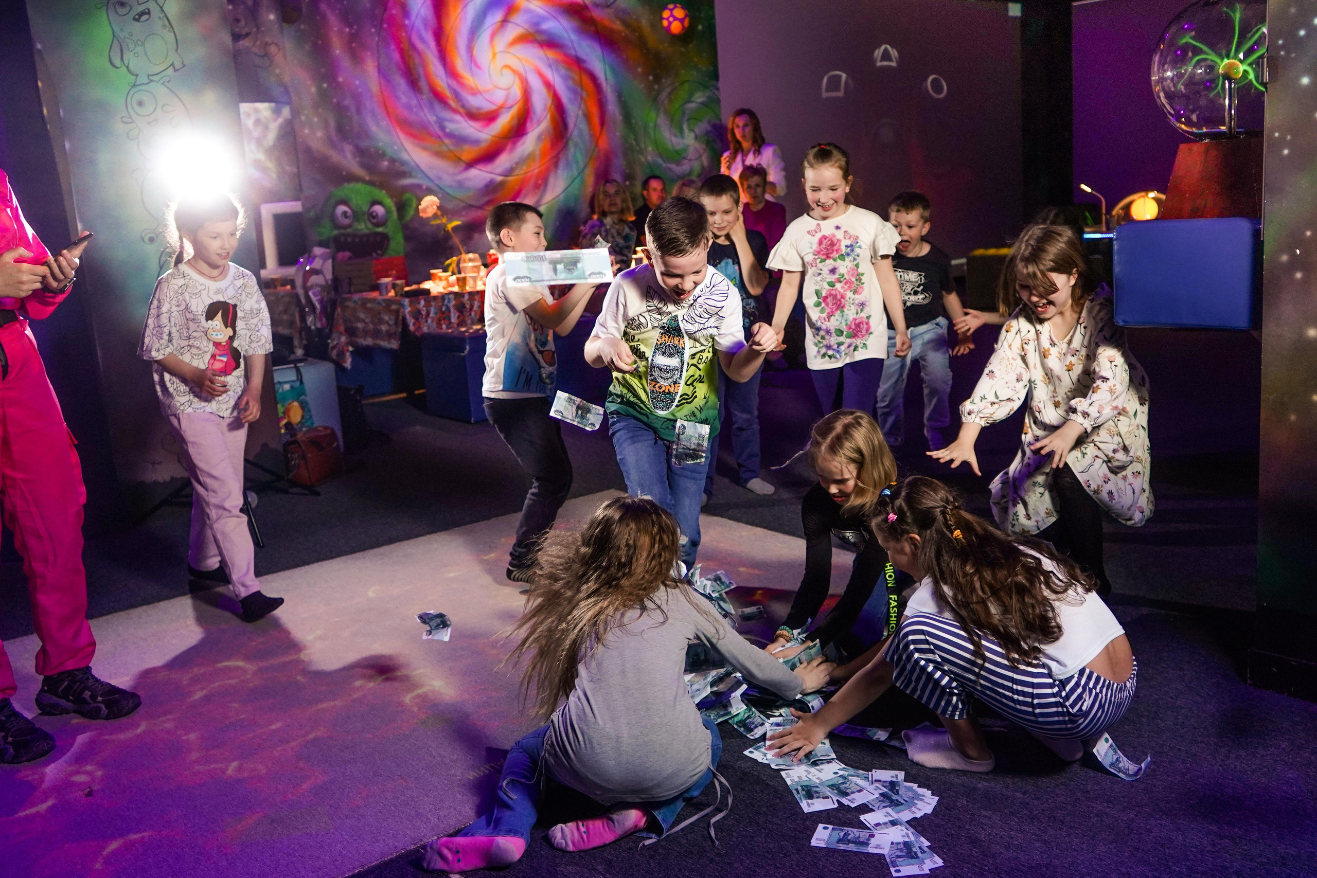 «Игра в кальмара» День рождения Андрея в Футурамии. Семейный и портретный фотограф в Екатеринбурге Анна Лобанова