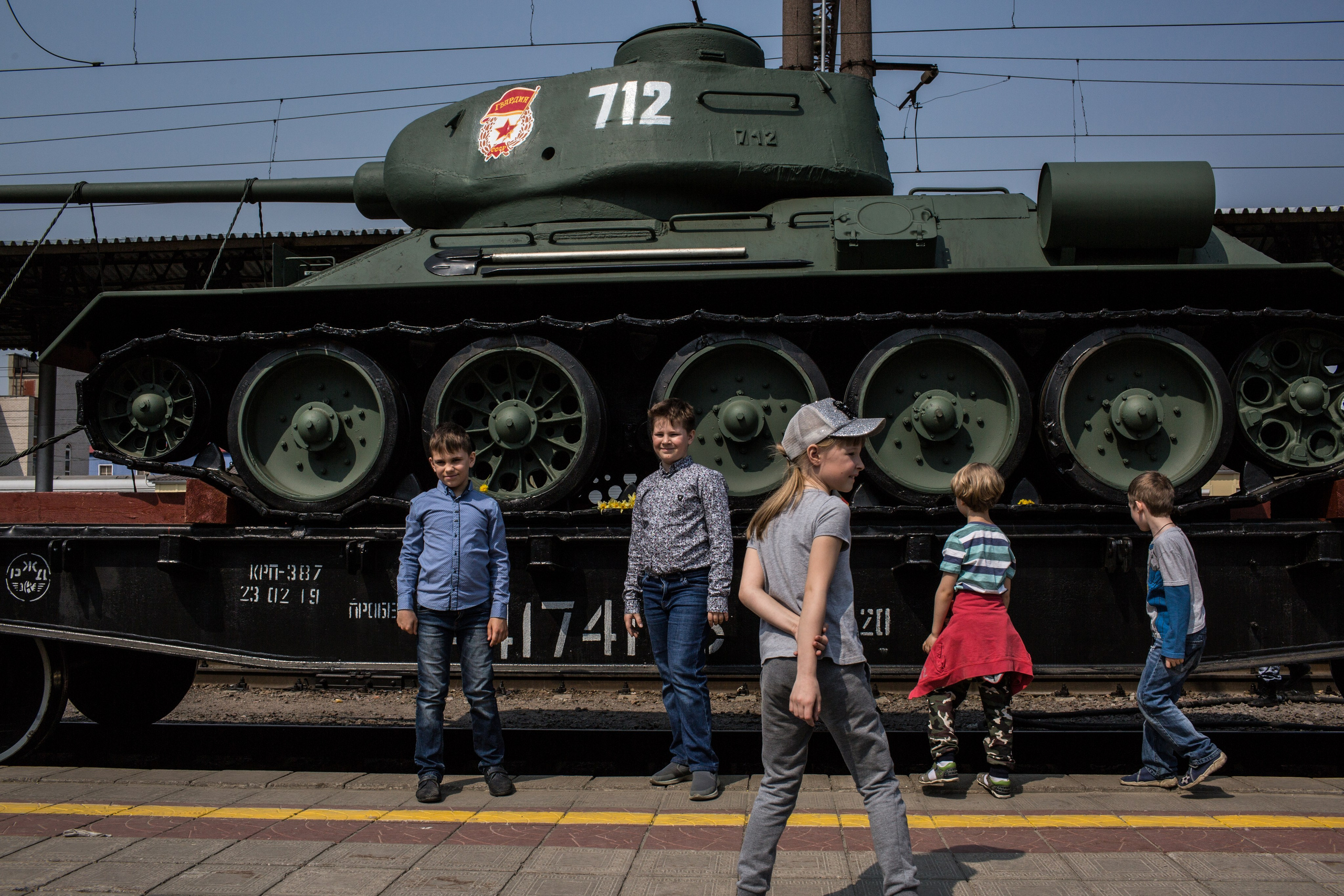 Дети играют возле танка на вокзале, Воронеж.
