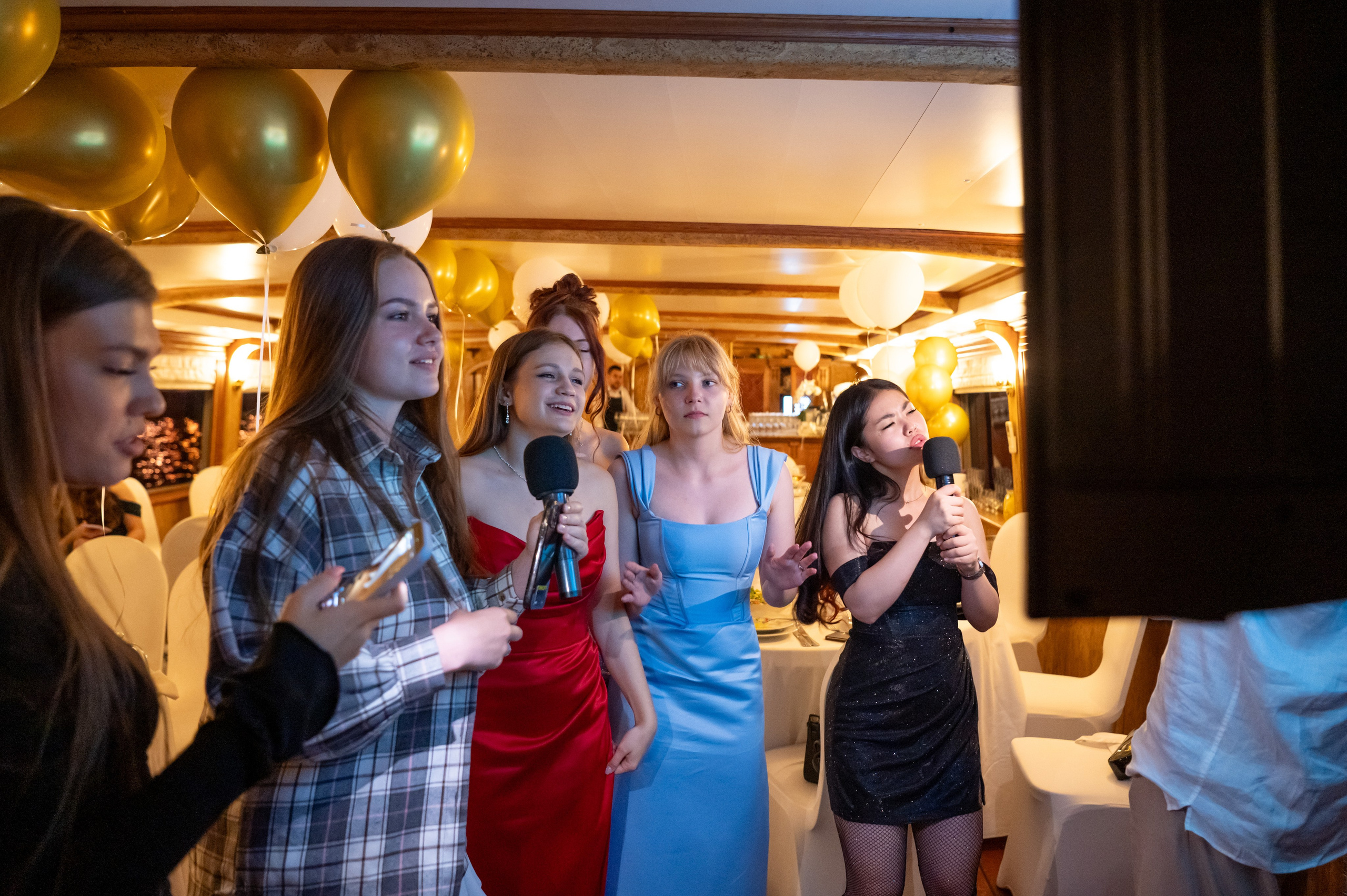 Выпускной вечер 11 класс на теплоходе. Детский и семейный фотограф г. Москва Оксана Катаджи