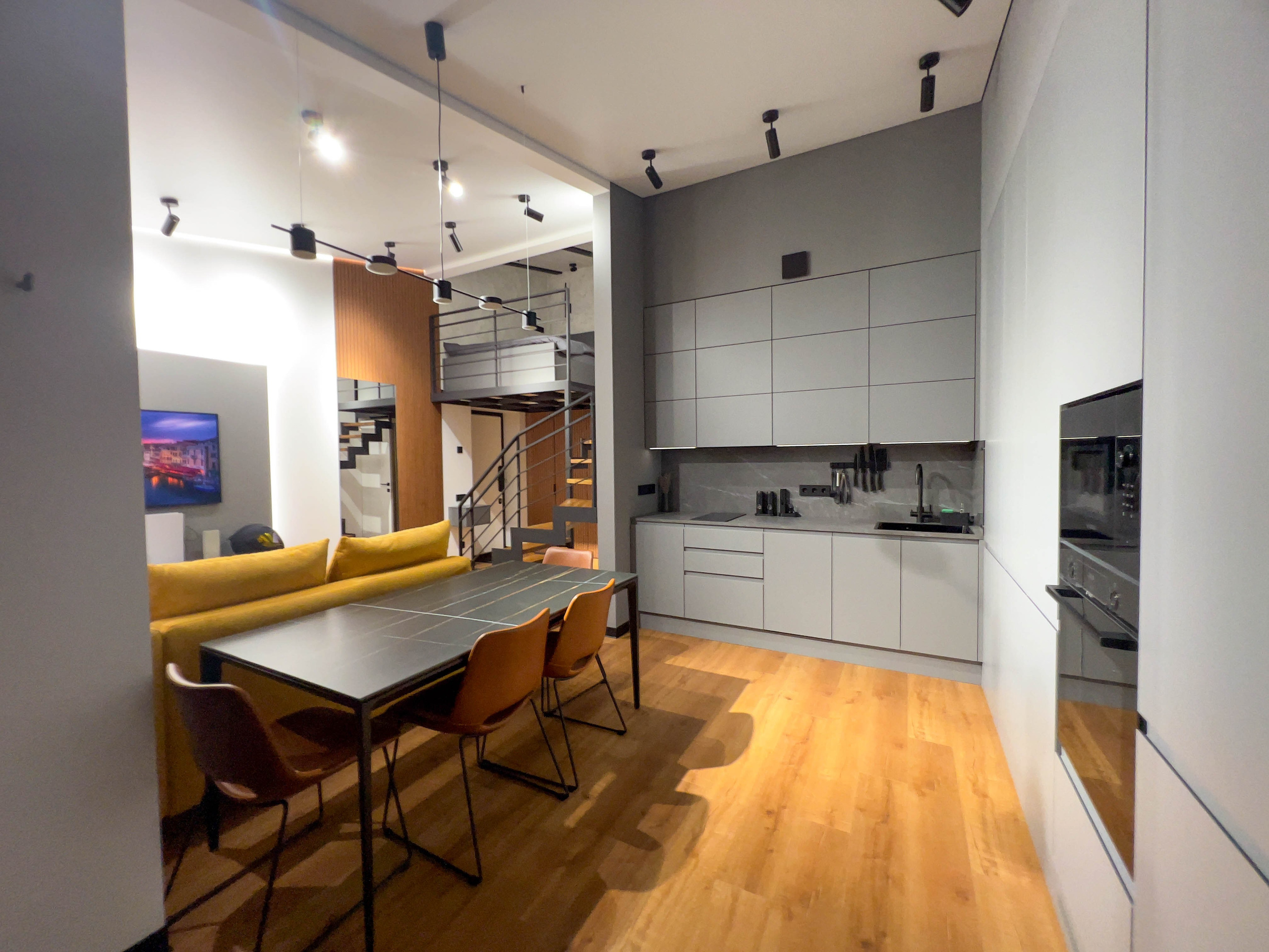 The apartment is on two levels. Fotograf Dmitrii Donets