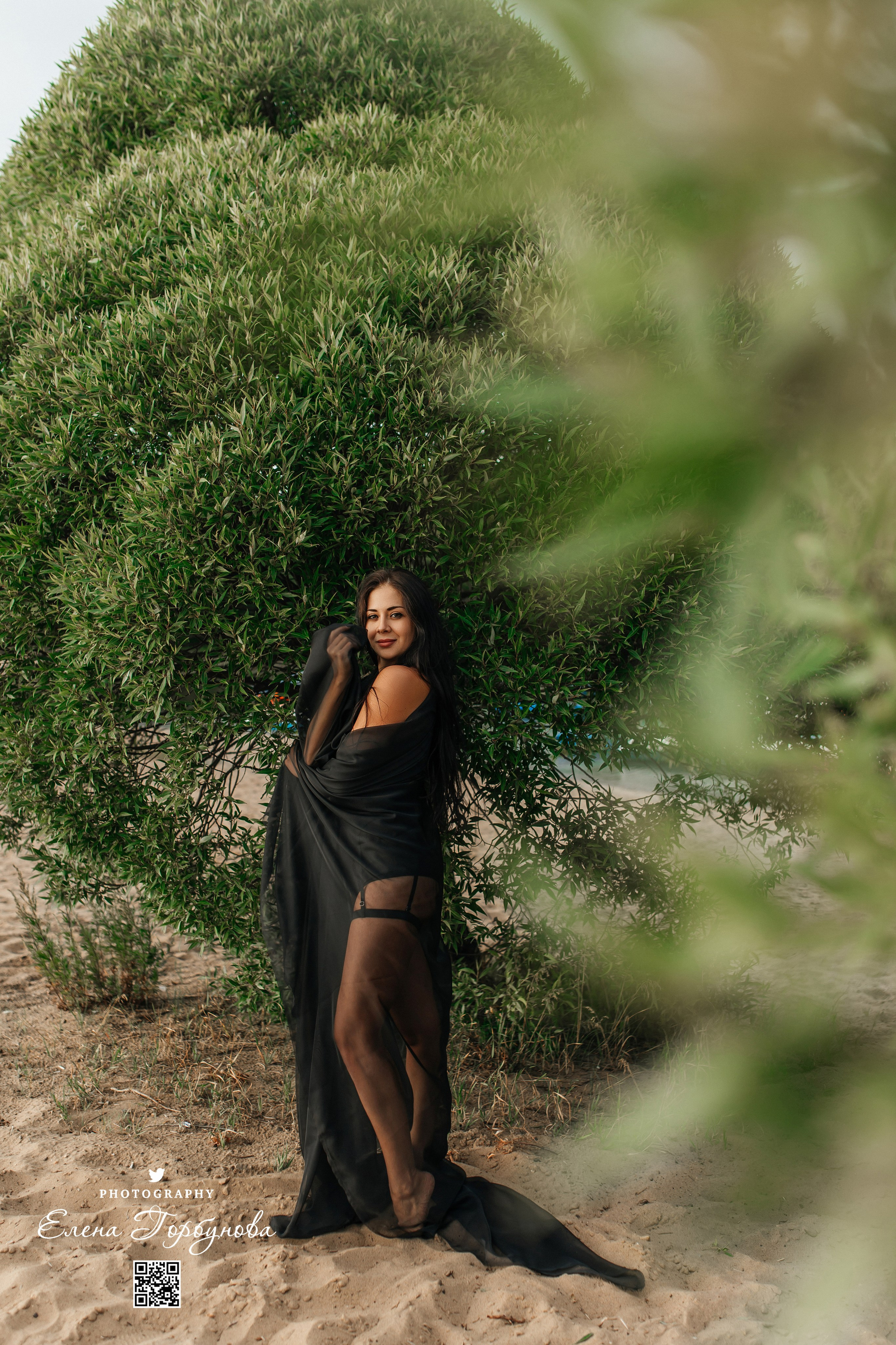 Девушка фотографирутся в листьях ивы